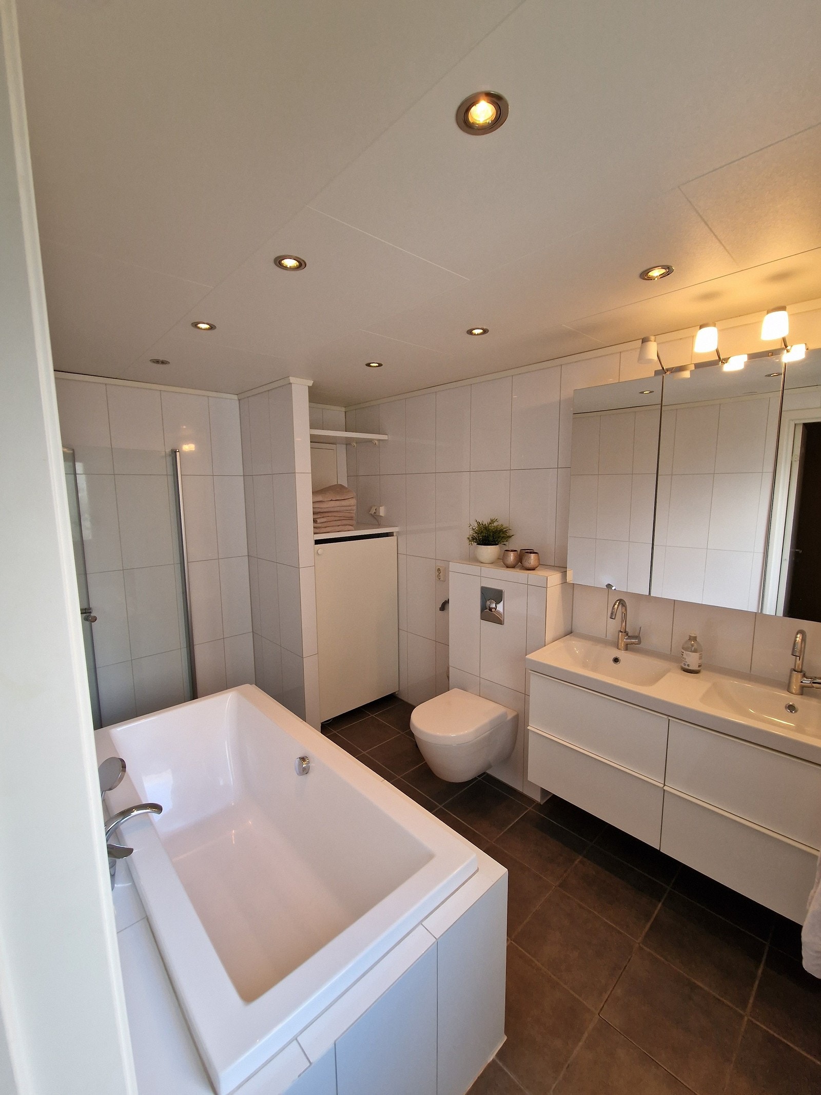 Fint bad med badekar, WC, to servanter og dusj. Vaskemaskin er der nå. Galleribilde