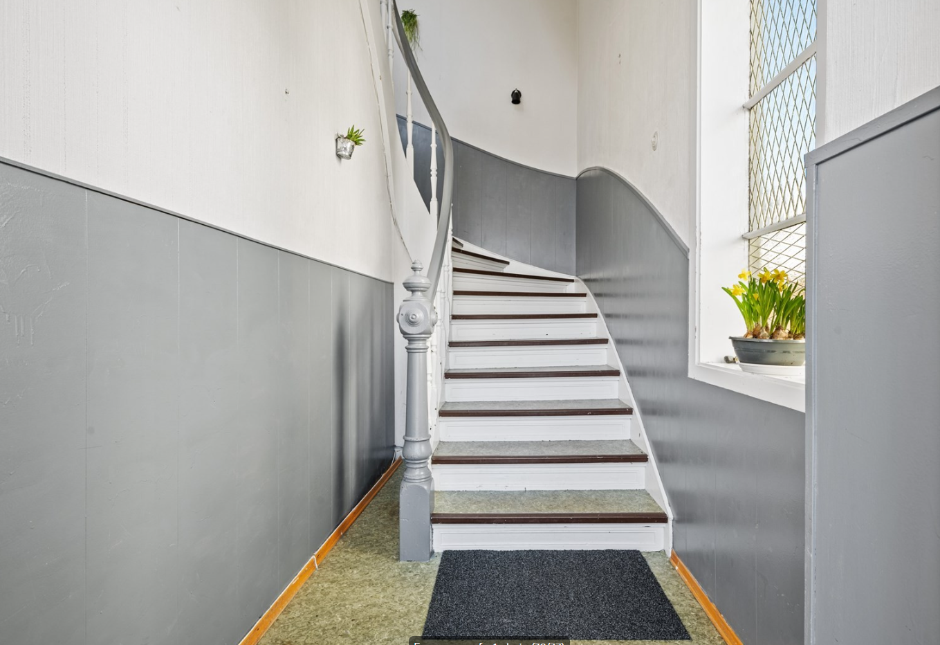 Egen inngang og oppgang fra 1. etasje Galleribilde