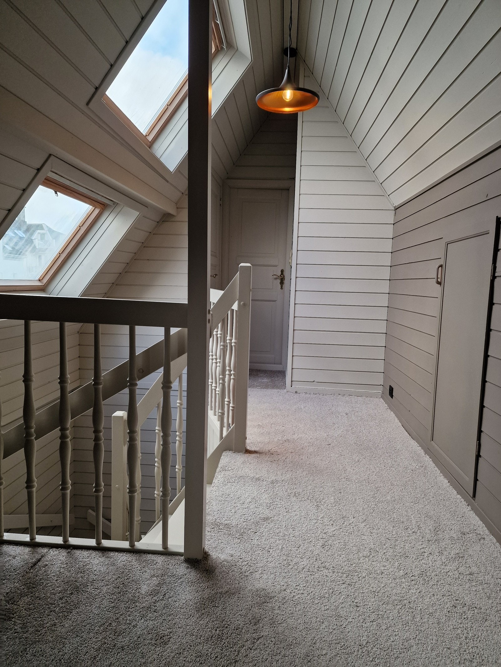 Loftsrom som egner seg bra som ekstra stue med peisinnsats Galleribilde