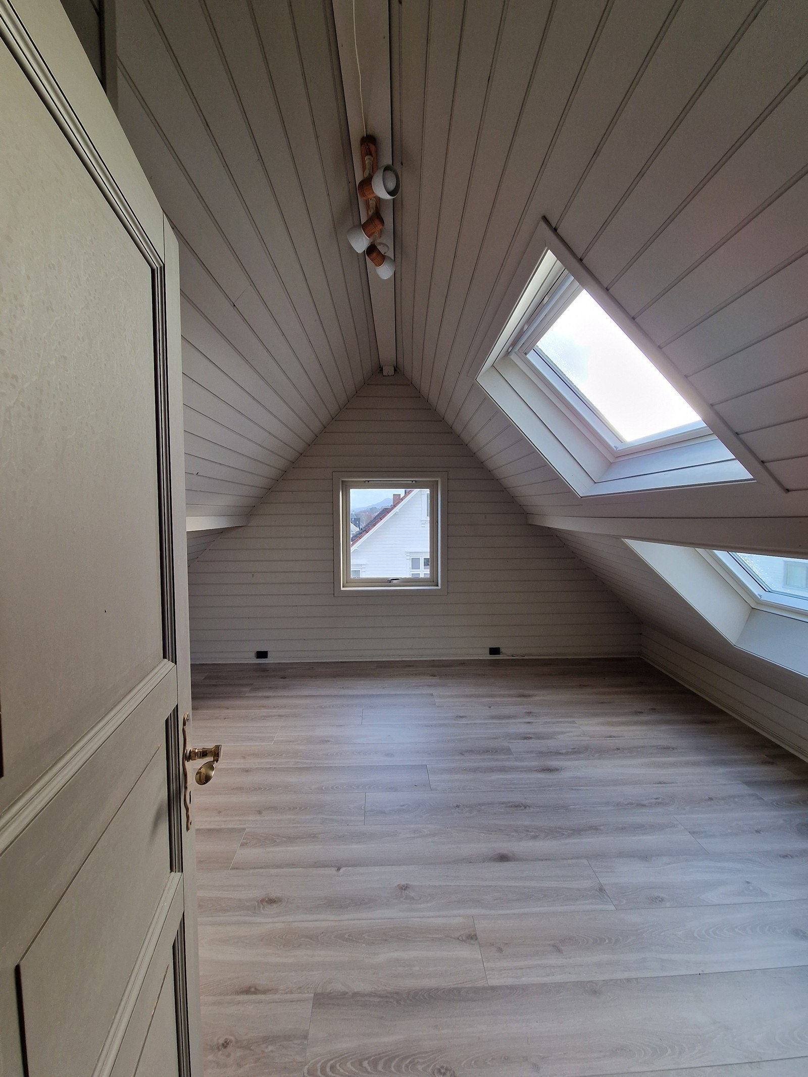 Soverom 3 med takvinduer og stort gulvareal Galleribilde