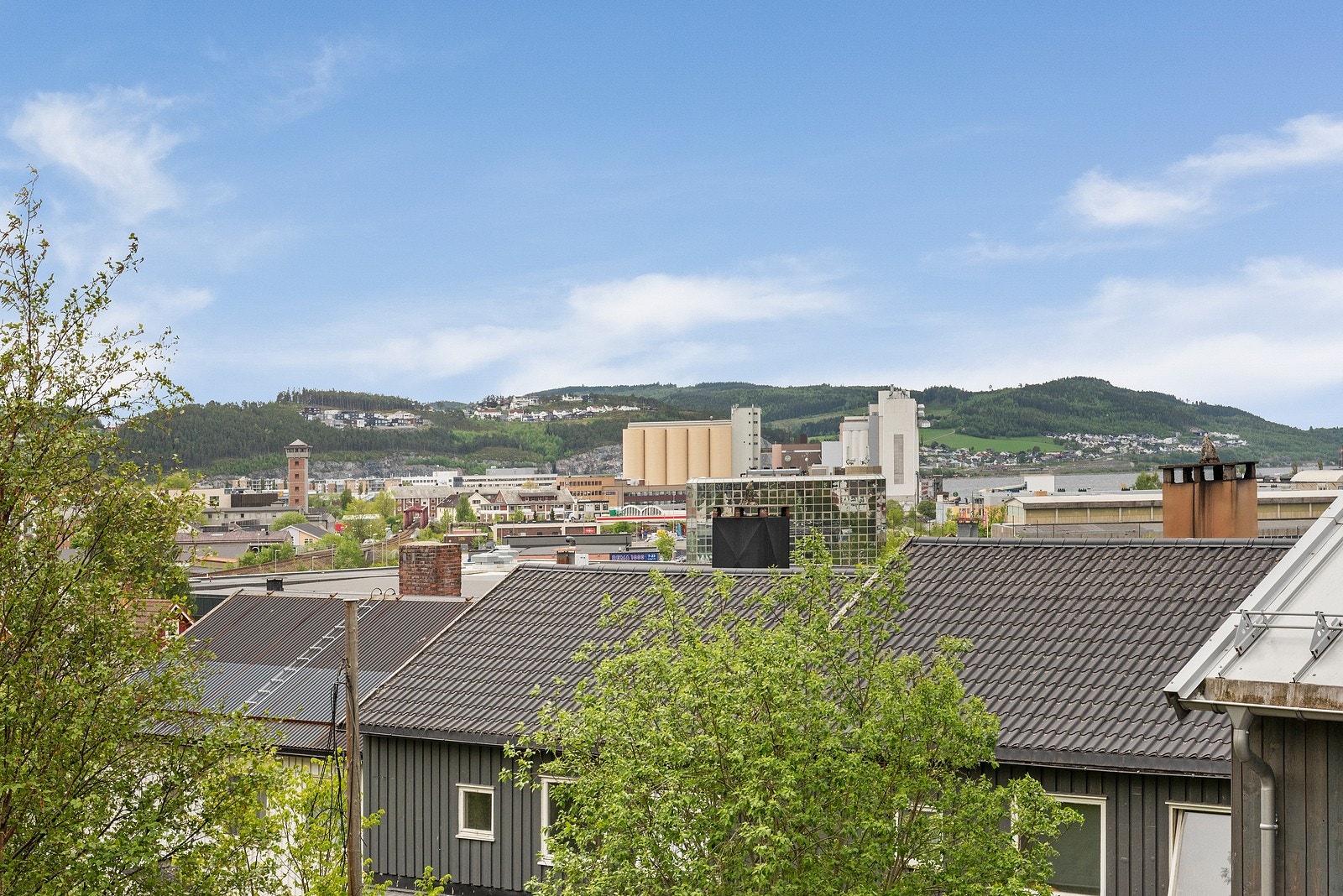 Utsikt mot byen Galleribilde