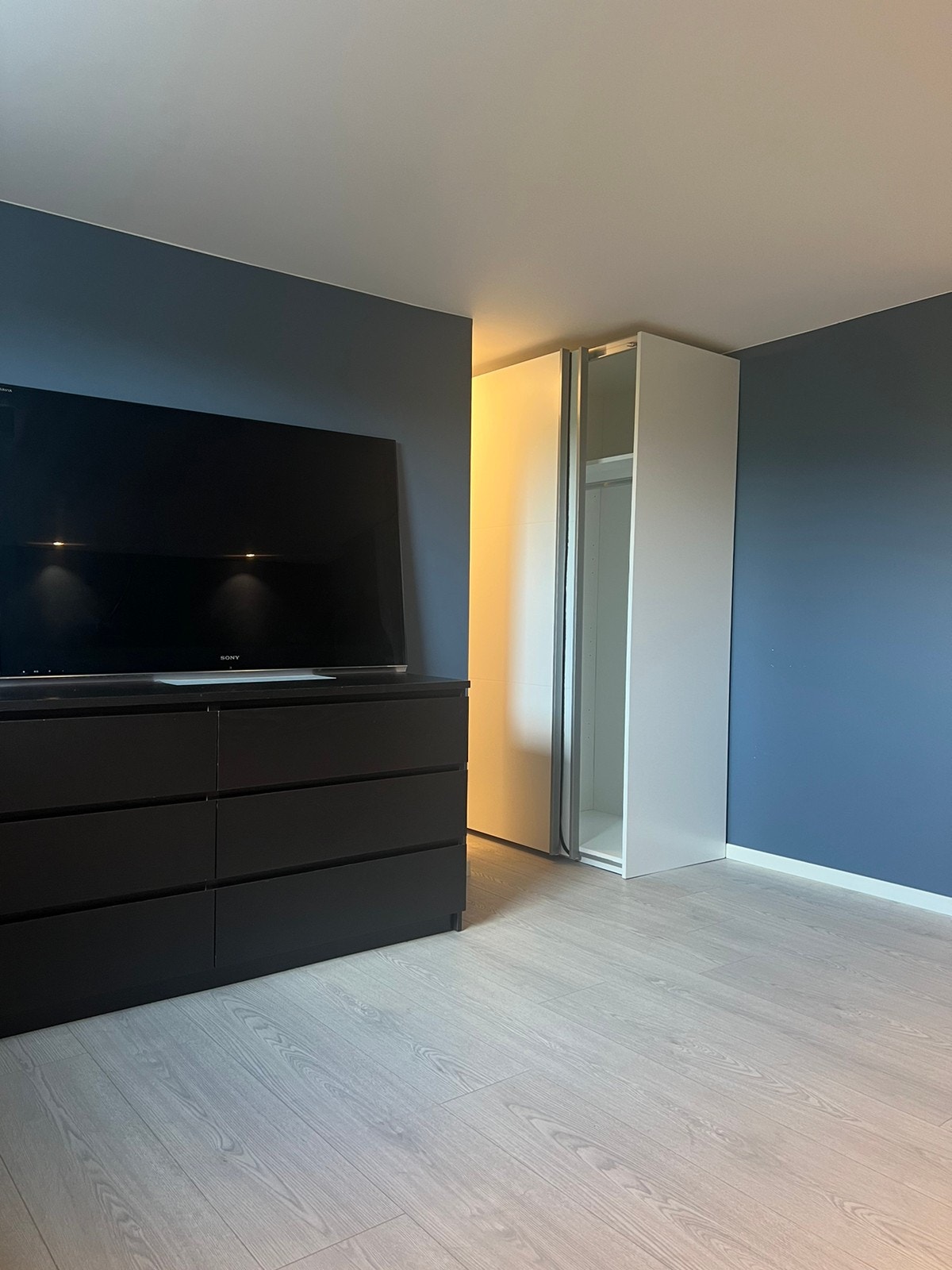 Soverom - med garderobeskap Galleribilde