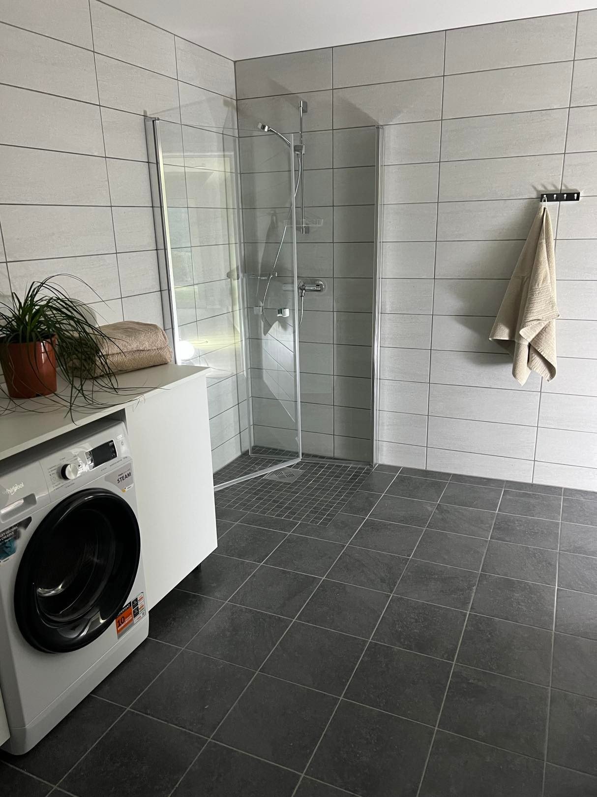 Bad med vaskemaskin Galleribilde