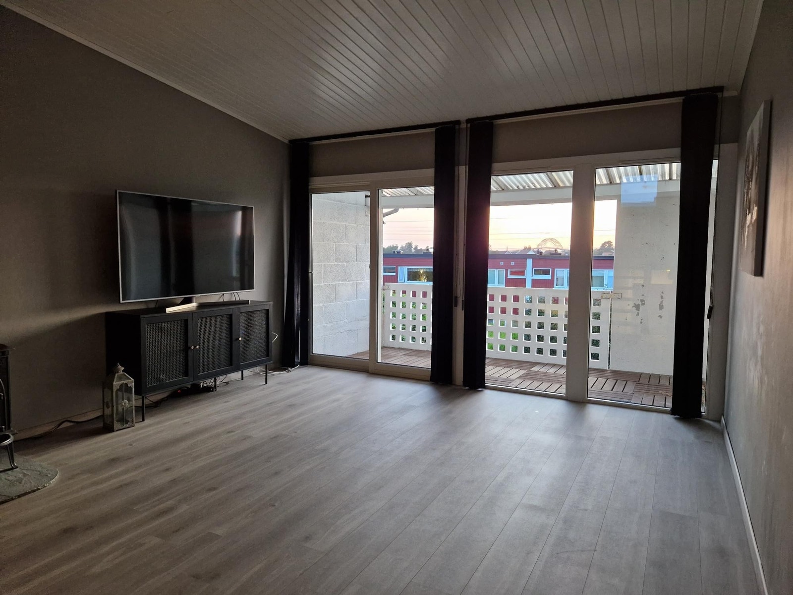 Stue med balkong Galleribilde