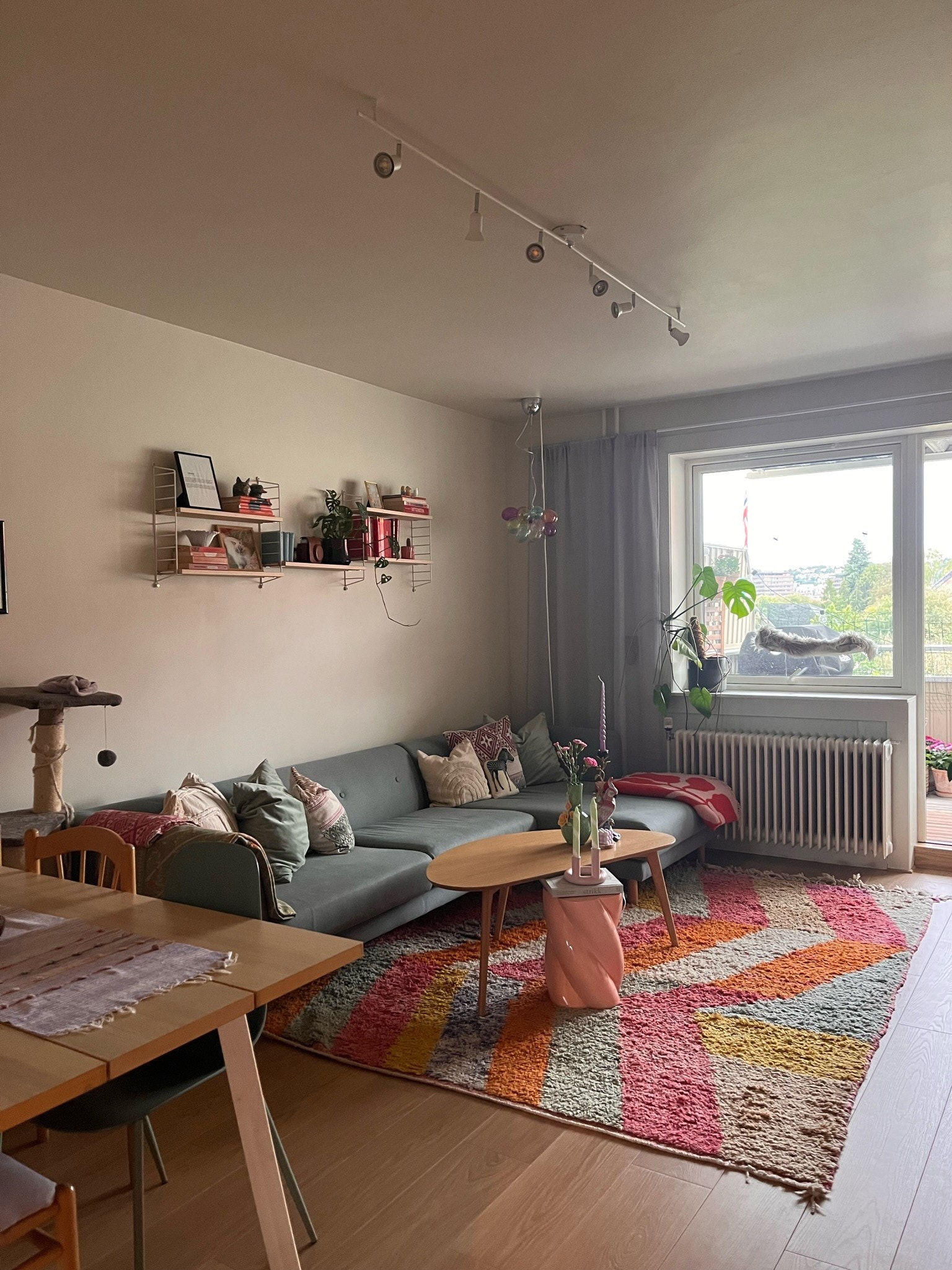Romslig stue med to sittegrupper. Sofa, vegghyller, bokhylle, tv-benk og spisestue følger med. Utgang til balkong på 9kvm2. Galleribilde