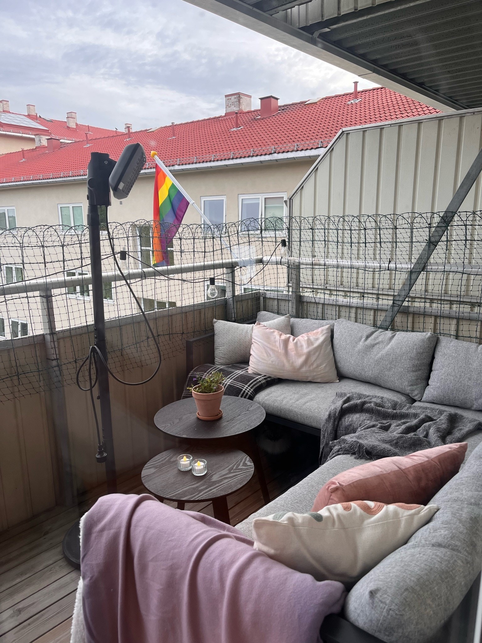 Romslig balkong med gode solforhold. Utemøbler og grill følger med. Galleribilde