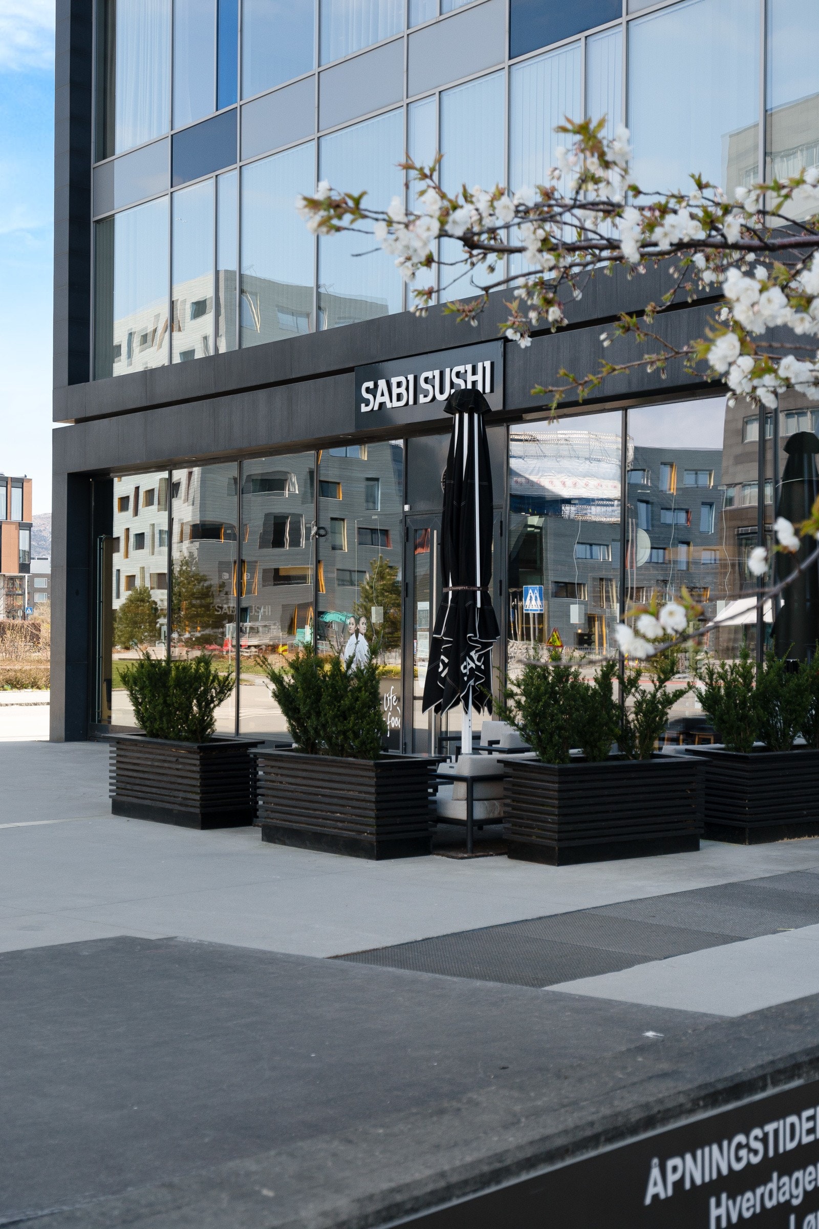 Nyt en koselig helgelunsj på Sabi Sushi som ligger like i nærheten i populære Hinna park Galleribilde