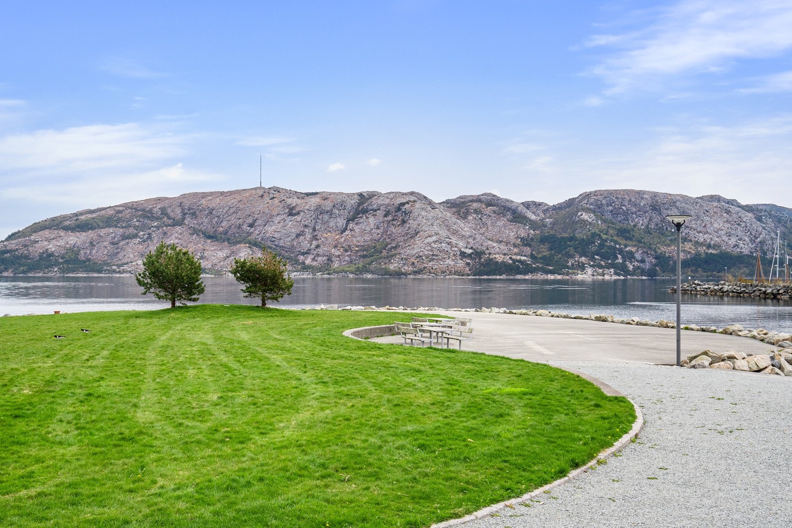 Ta joggeturen på den populære turstien langs skjøen. Galleribilde