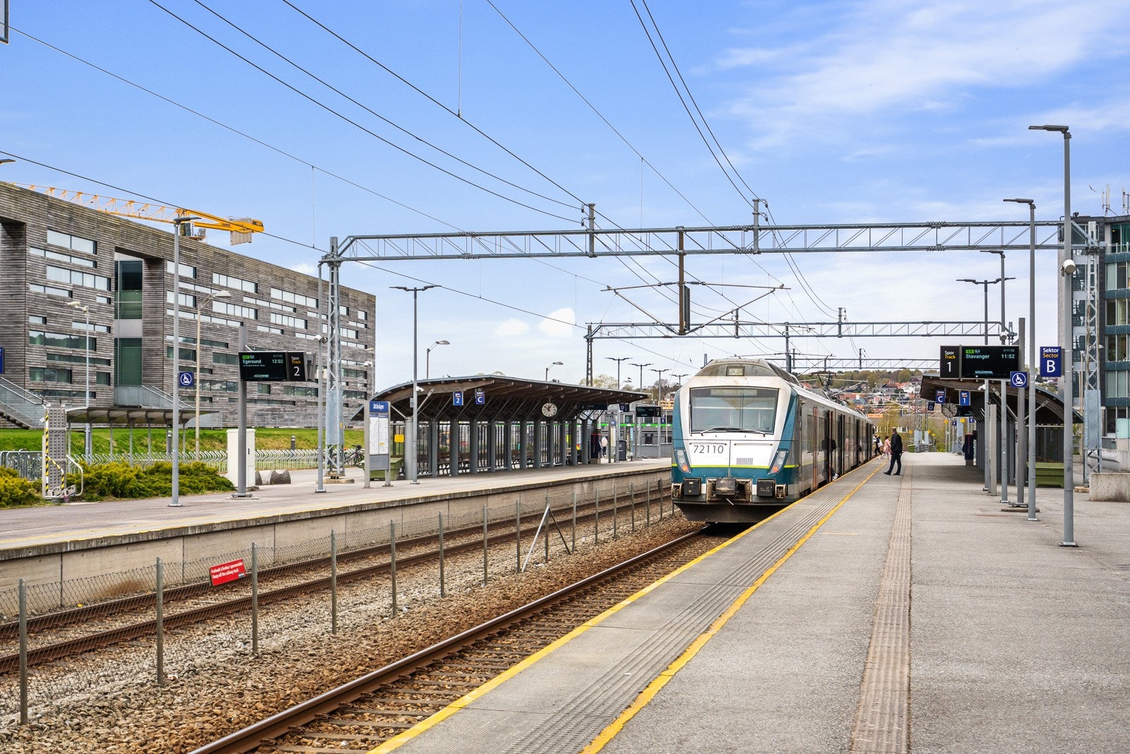 Tog til jobb eller en bytur på lør? Jåttå stasjon ligger like i nærheten Galleribilde