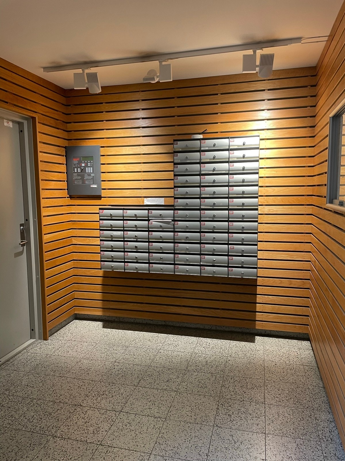 postkasser i inngangsparti Galleribilde