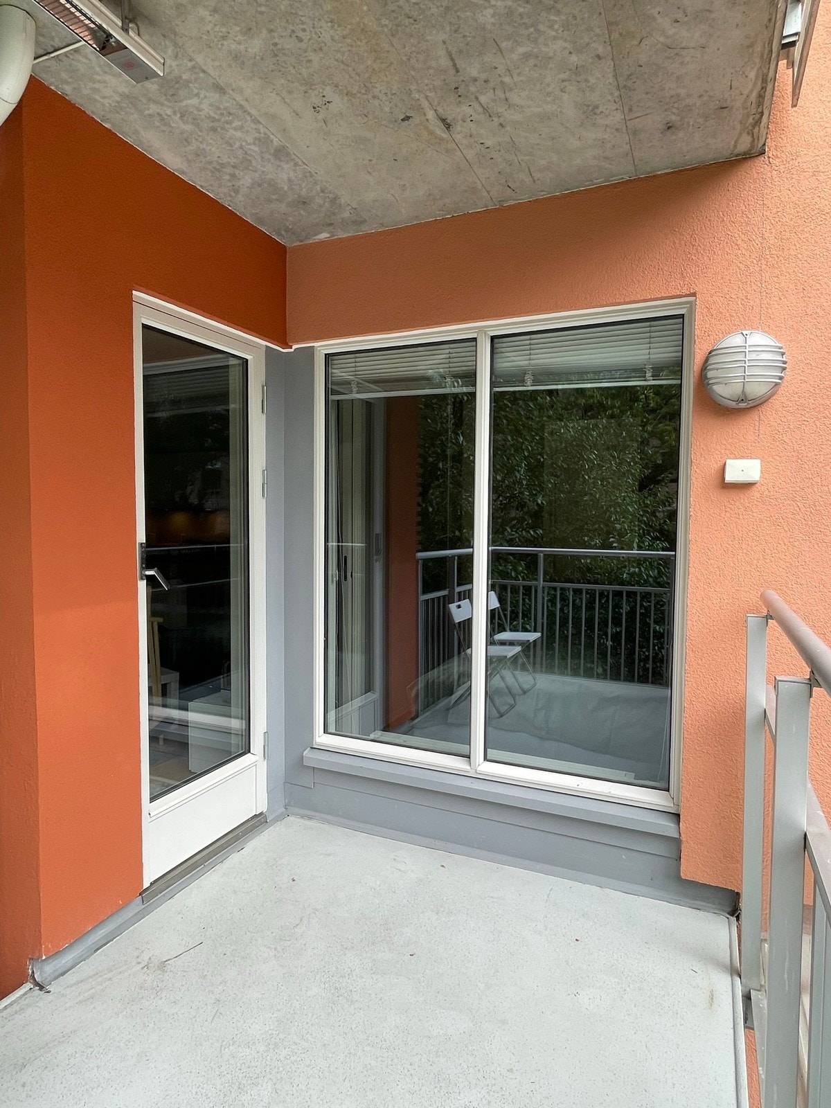 Vindu og dør på balkongen. Galleribilde