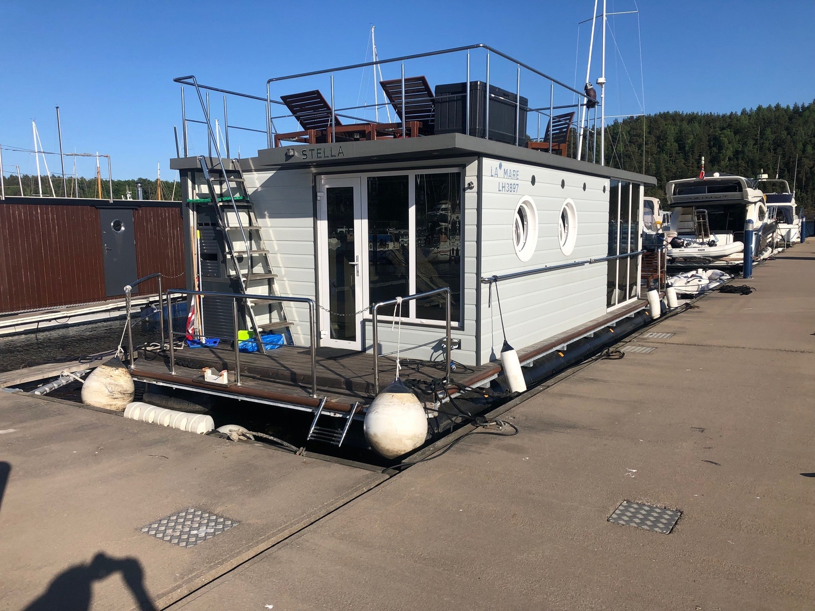 Husbåten Stella ved vår bryggeplass, som kan overtas. Galleribilde