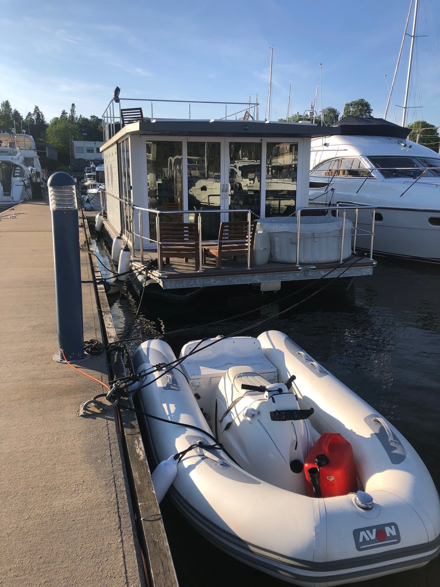 Husbåten Stella ved vår bryggeplass, som kan overtas. Galleribilde