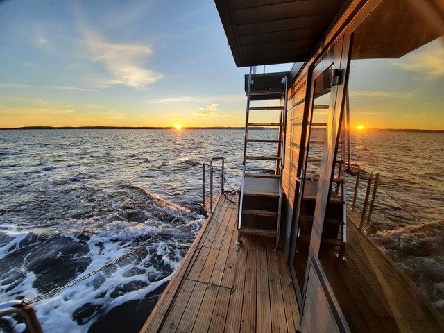 Kveldsbilde i yttre Oslofjord, på vei fra Hankø til Oslo, på egen el motor. Da setter vi en generator på akterdekket for å få nok strøm til langtur. Galleribilde