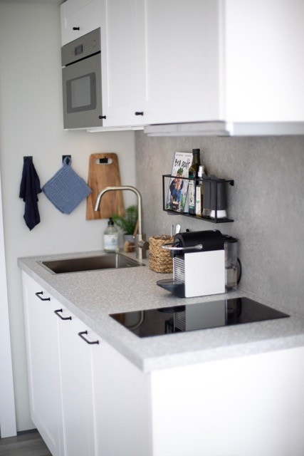 Kjøkken med kjøleskap og oppvaskmaskin samt mikro. Galleribilde