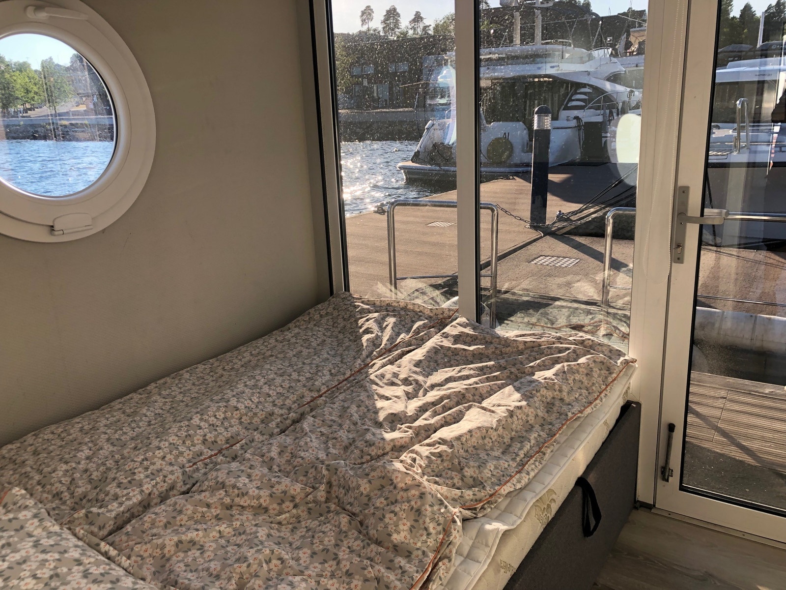 Soverom med panorama-vindu. Galleribilde