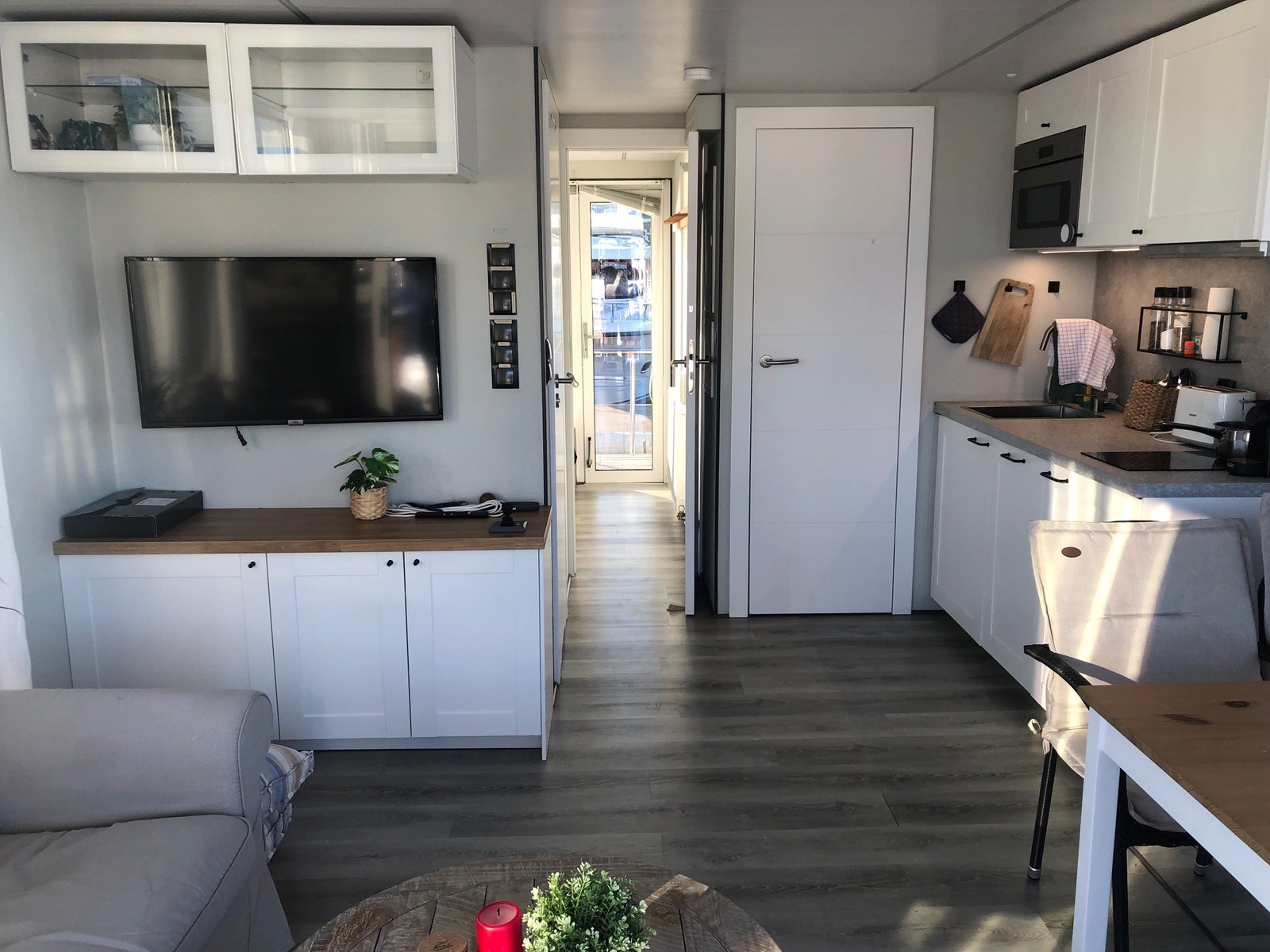 Stue/kjøkken sett akterover mot soverommene Galleribilde