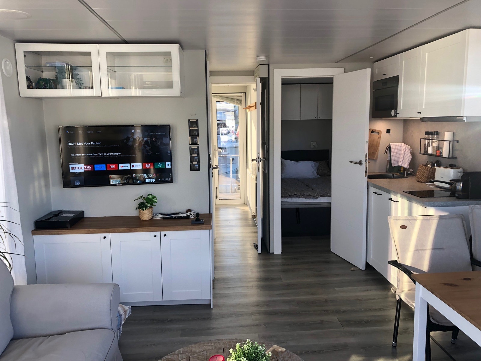 Stue/kjøkken sett akterover mot soverommene Galleribilde