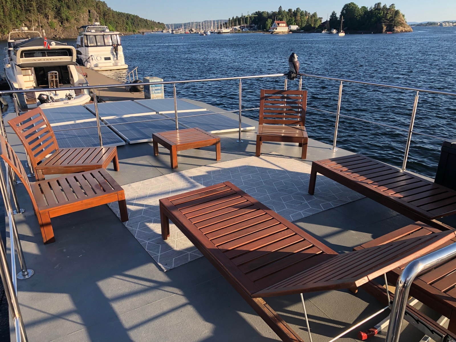 Takterrassen med solstoler og god plass.
Utestue i sommerhalvåret. Galleribilde