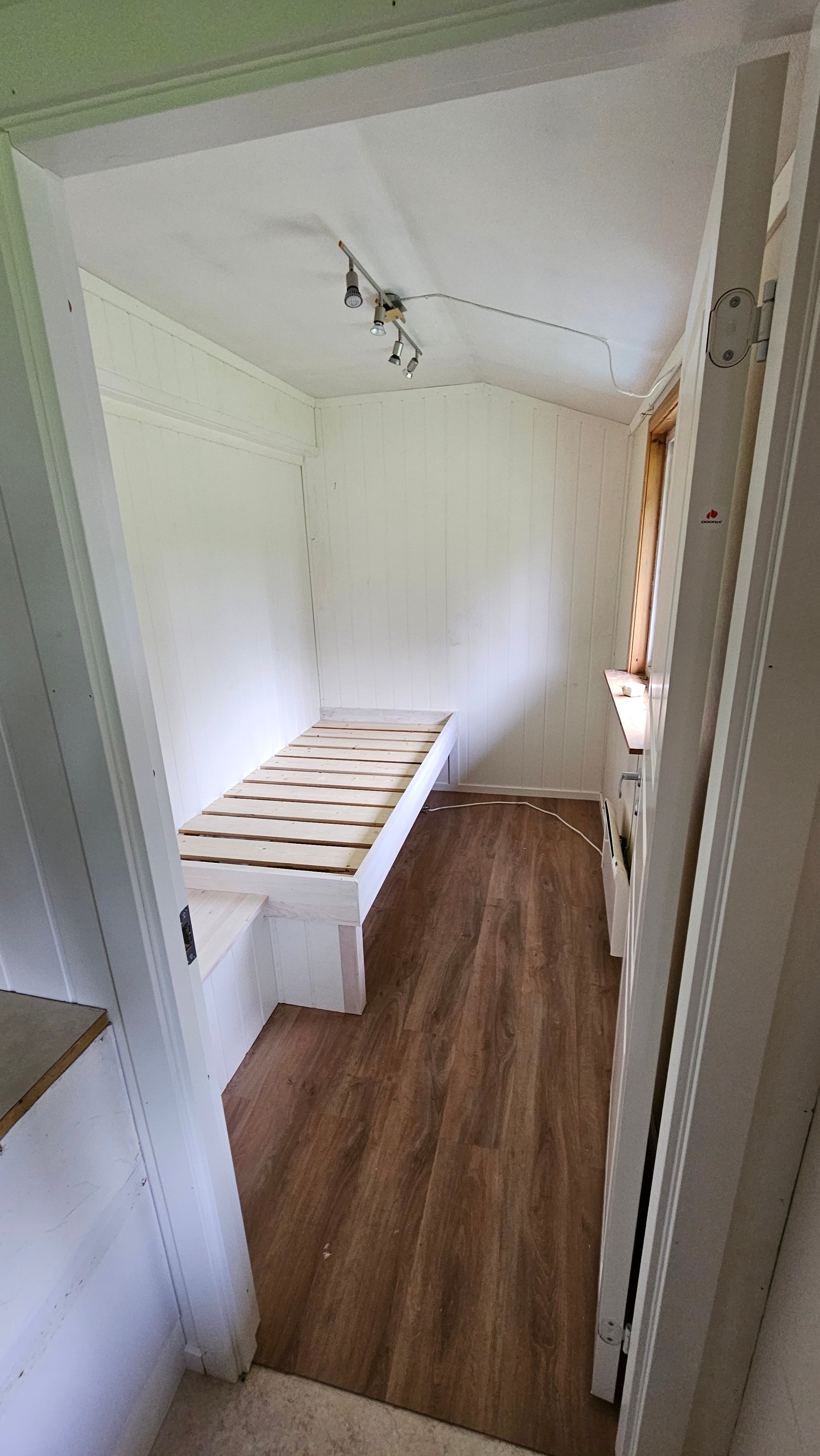 Soverom 2 med plassbygd seng Galleribilde