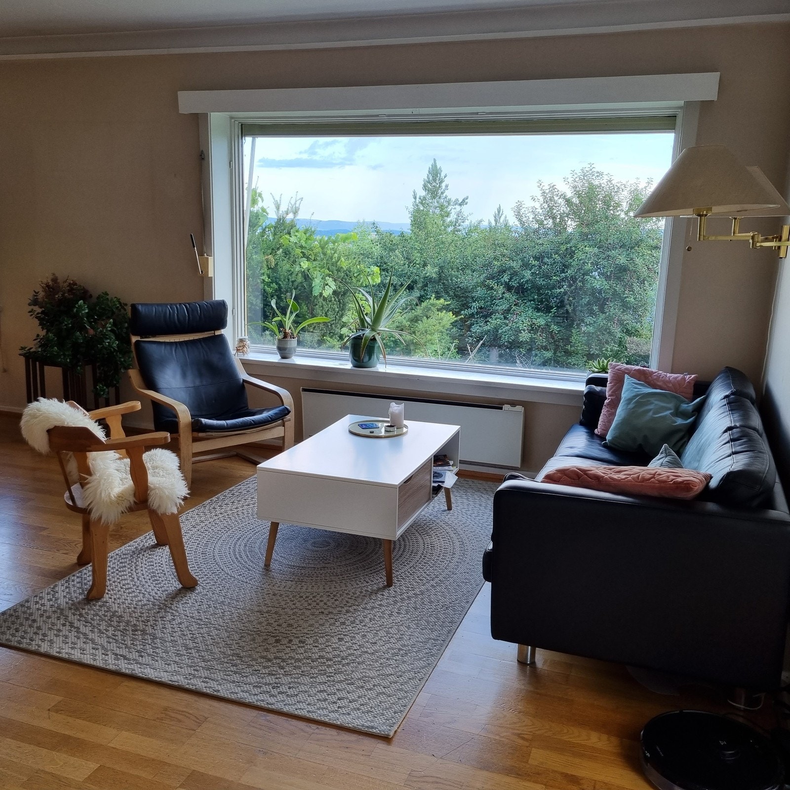 Stue - flott utsikt over hagen og Oslo by Galleribilde