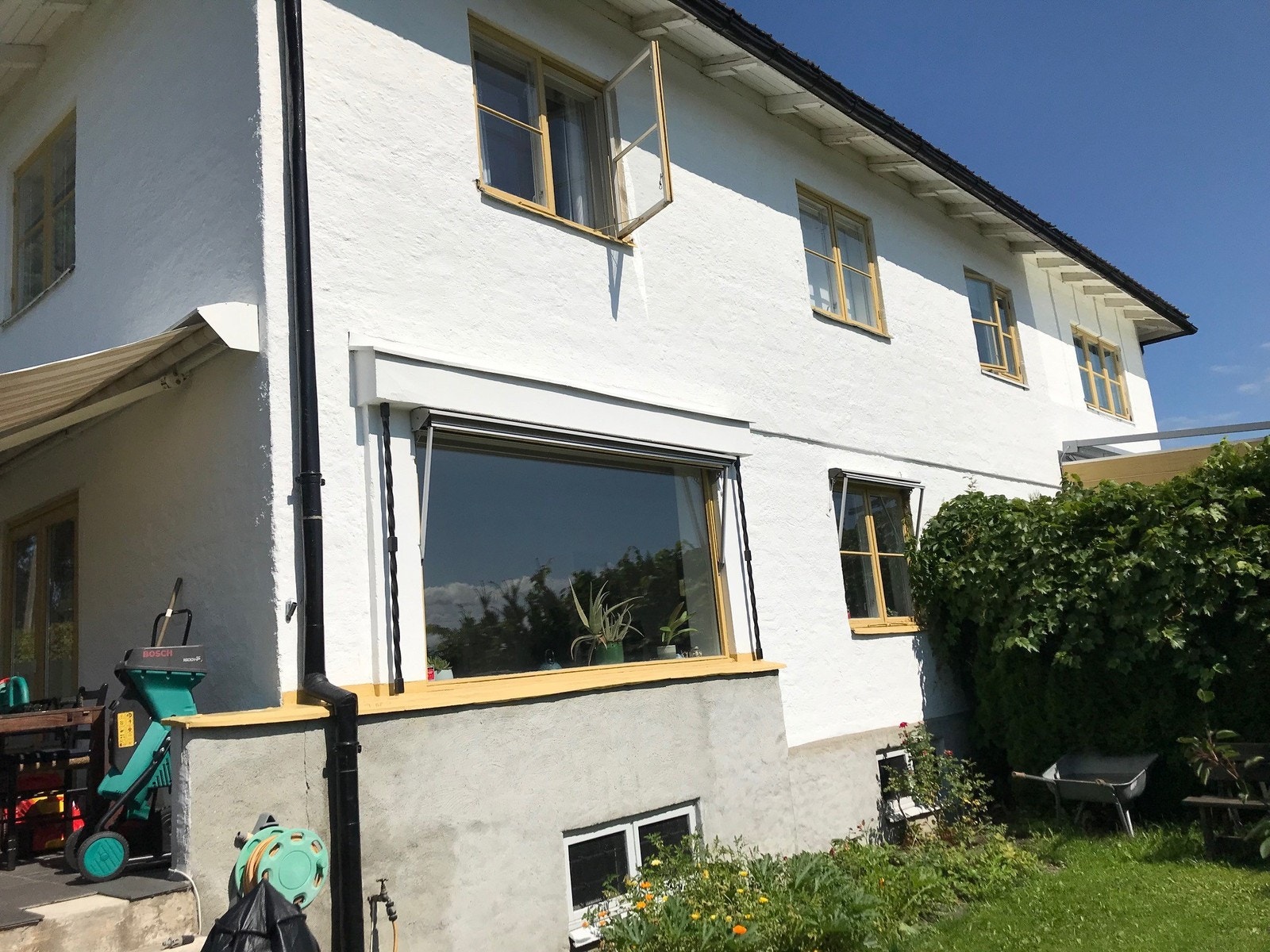 Fasade og litt av hagen - naturlig avskjerming til naboen Galleribilde