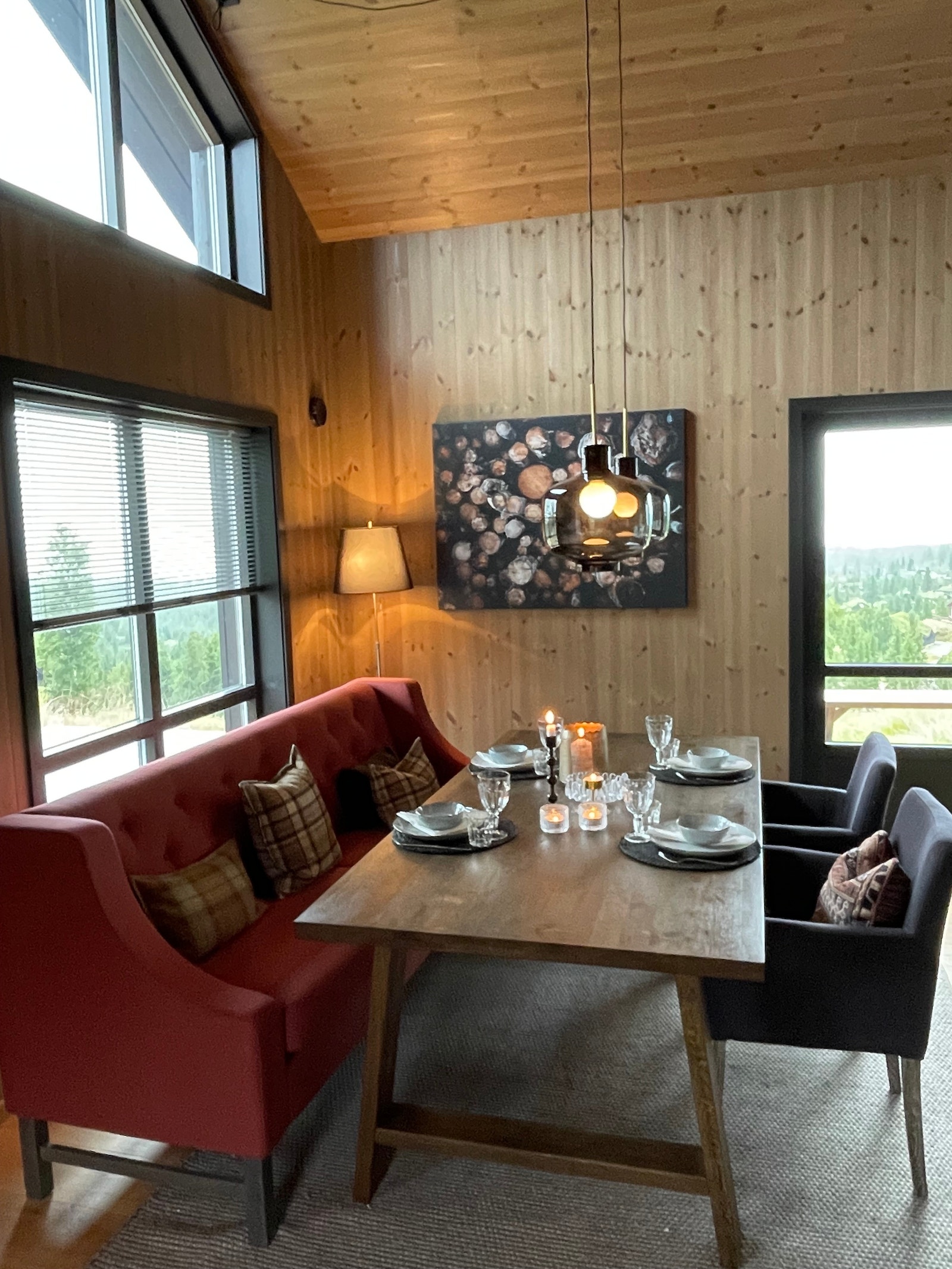 Det finnes både ileggskive til bord og ekstra stoler, slik at det er plass til 10 personer+ Galleribilde