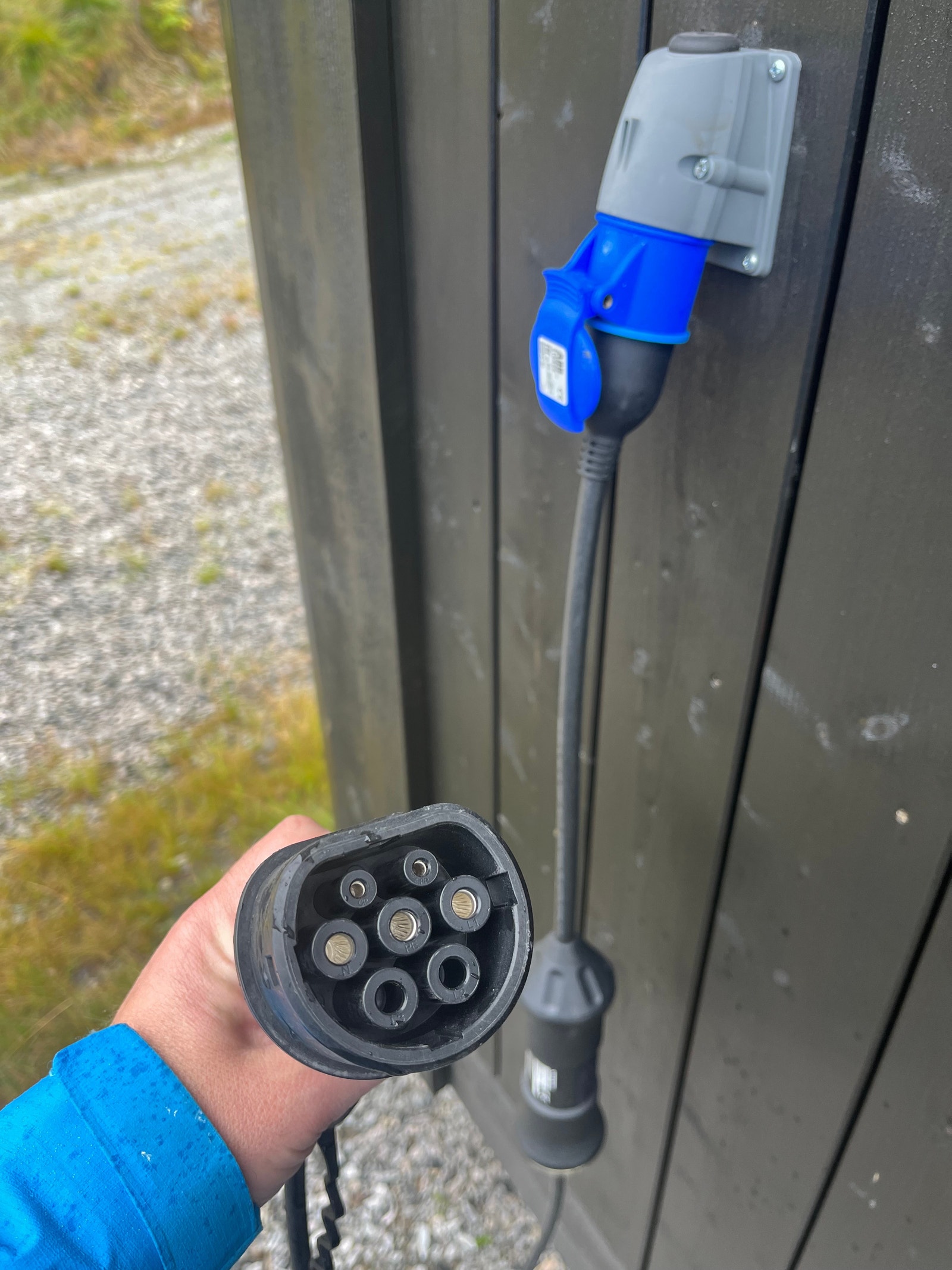 Blå industri stikk og ladekabel til din elbil Galleribilde