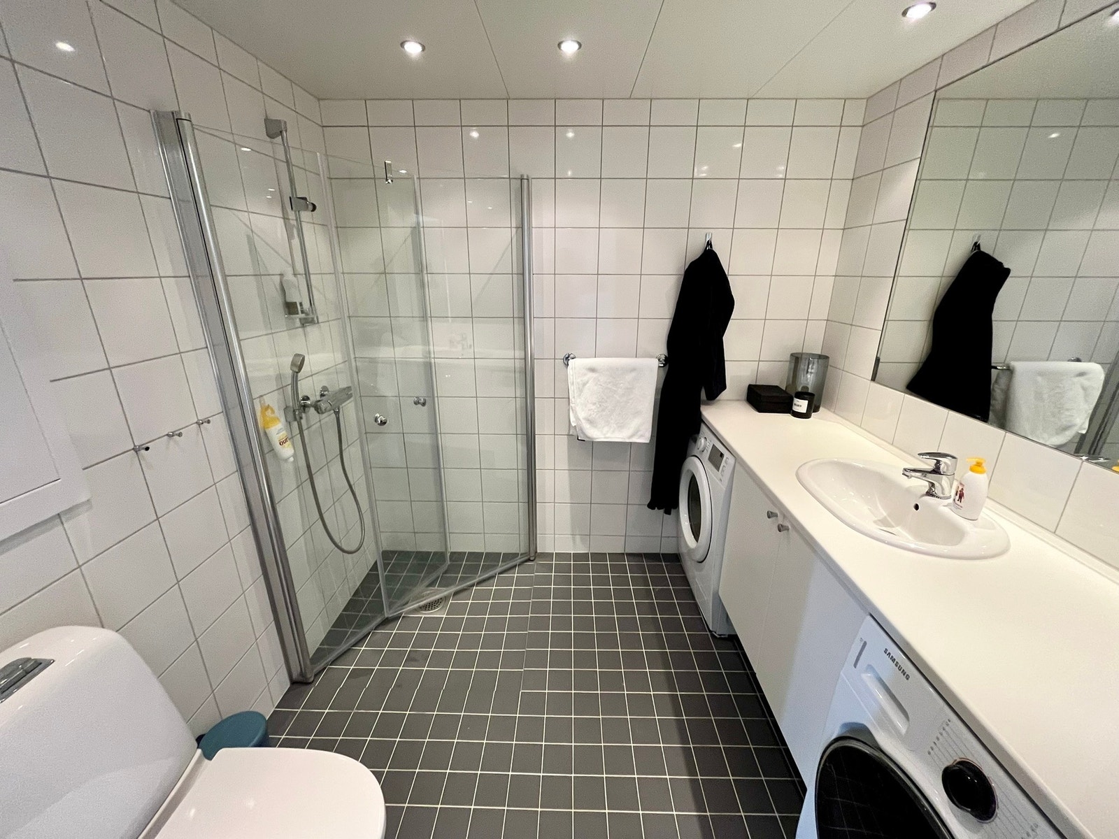 Bad med vaskemaskin og tørketrommel (tørker ikke veldig bra) Galleribilde