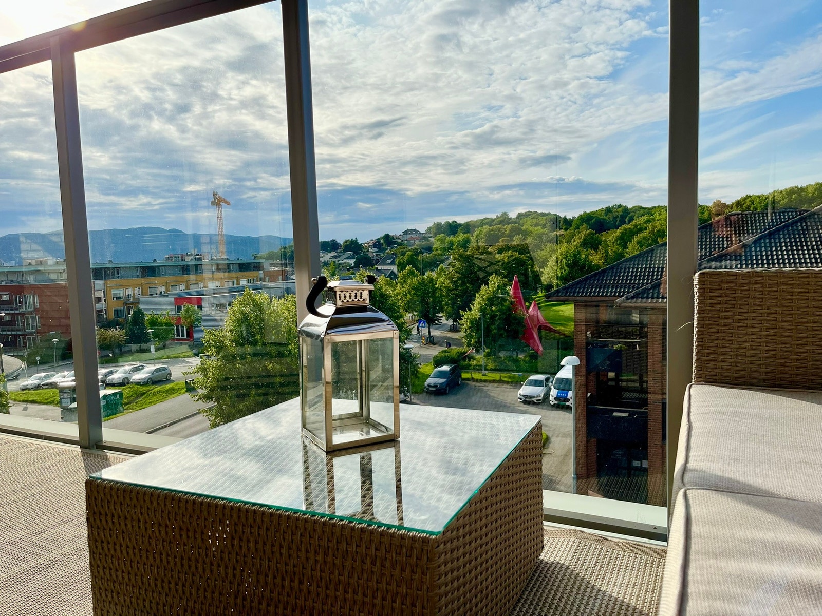 Utsikt fra balkong. Sol ettermiddag og kveld. Galleribilde