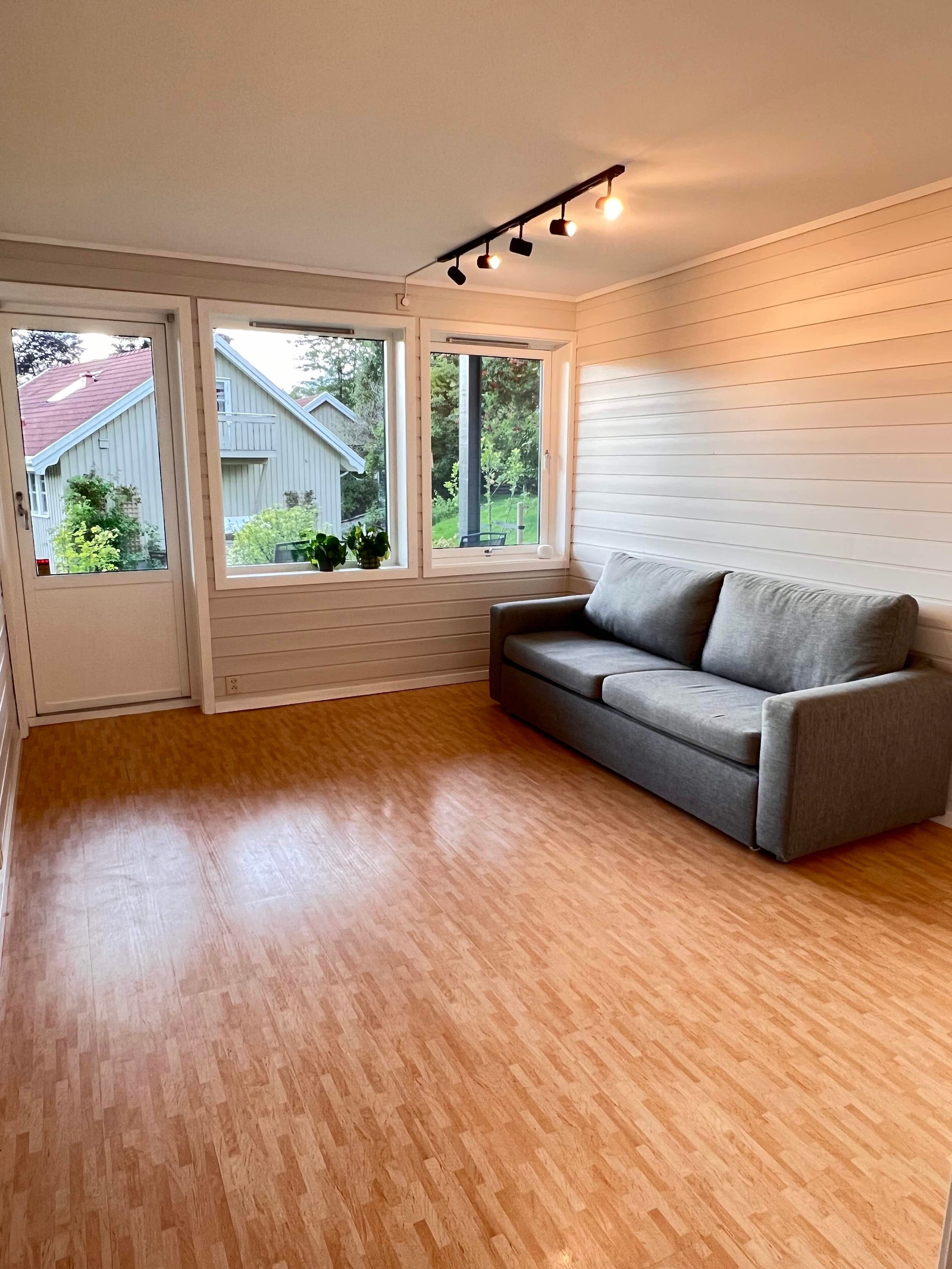 Lys og trivelig stue med utgang til terrasse og hage Galleribilde