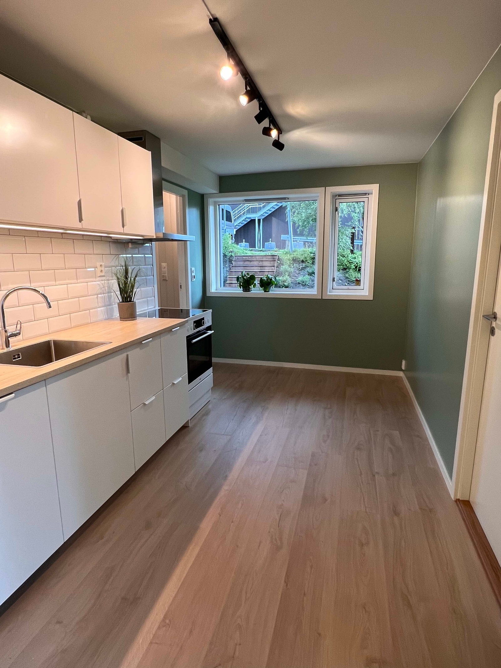 Nyoppusset kjøkken med integrert oppvaskmaskin. Komfyr og kombikjøleskap Galleribilde