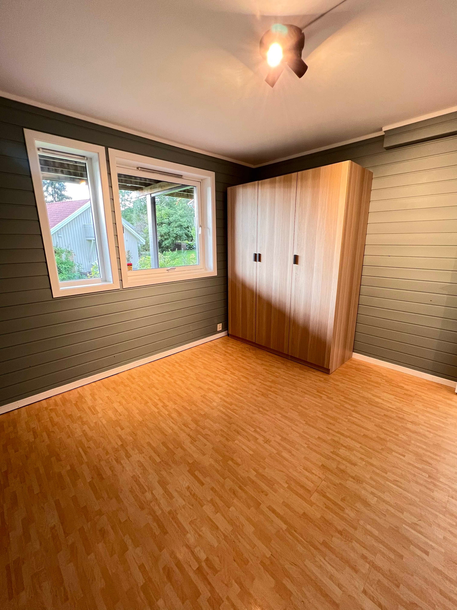 Soverom med plass til dobbeltseng og skrivebord. God oppbevaringsplass i helt nytt garderobeskap Galleribilde