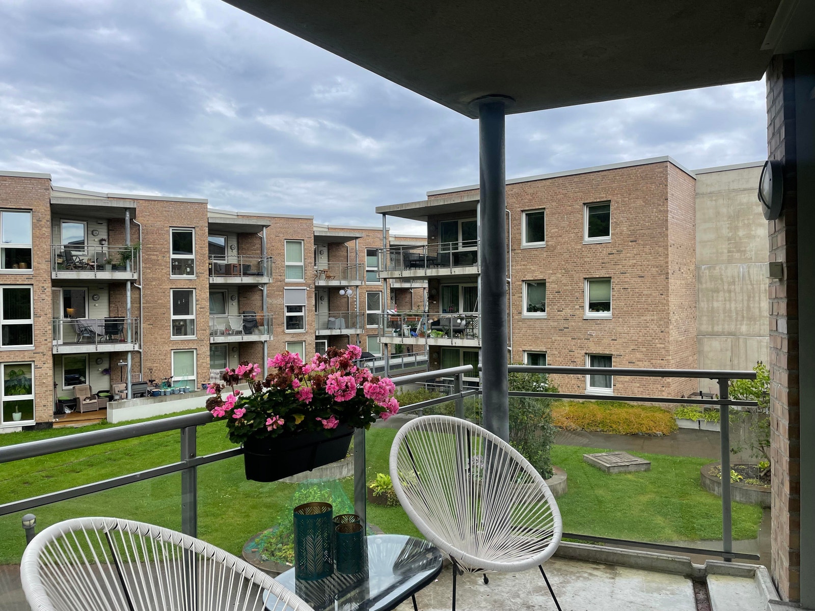 Balkong med utsikt mot bakgård Galleribilde