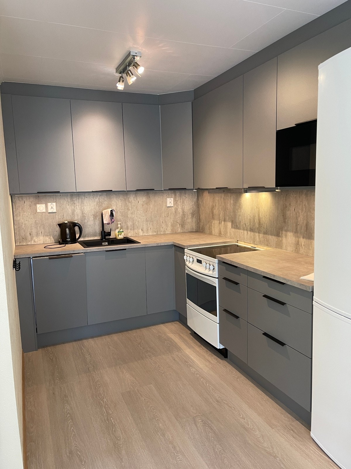 Nytt kjøkken montert. Med integrert oppvask maskin. Galleribilde