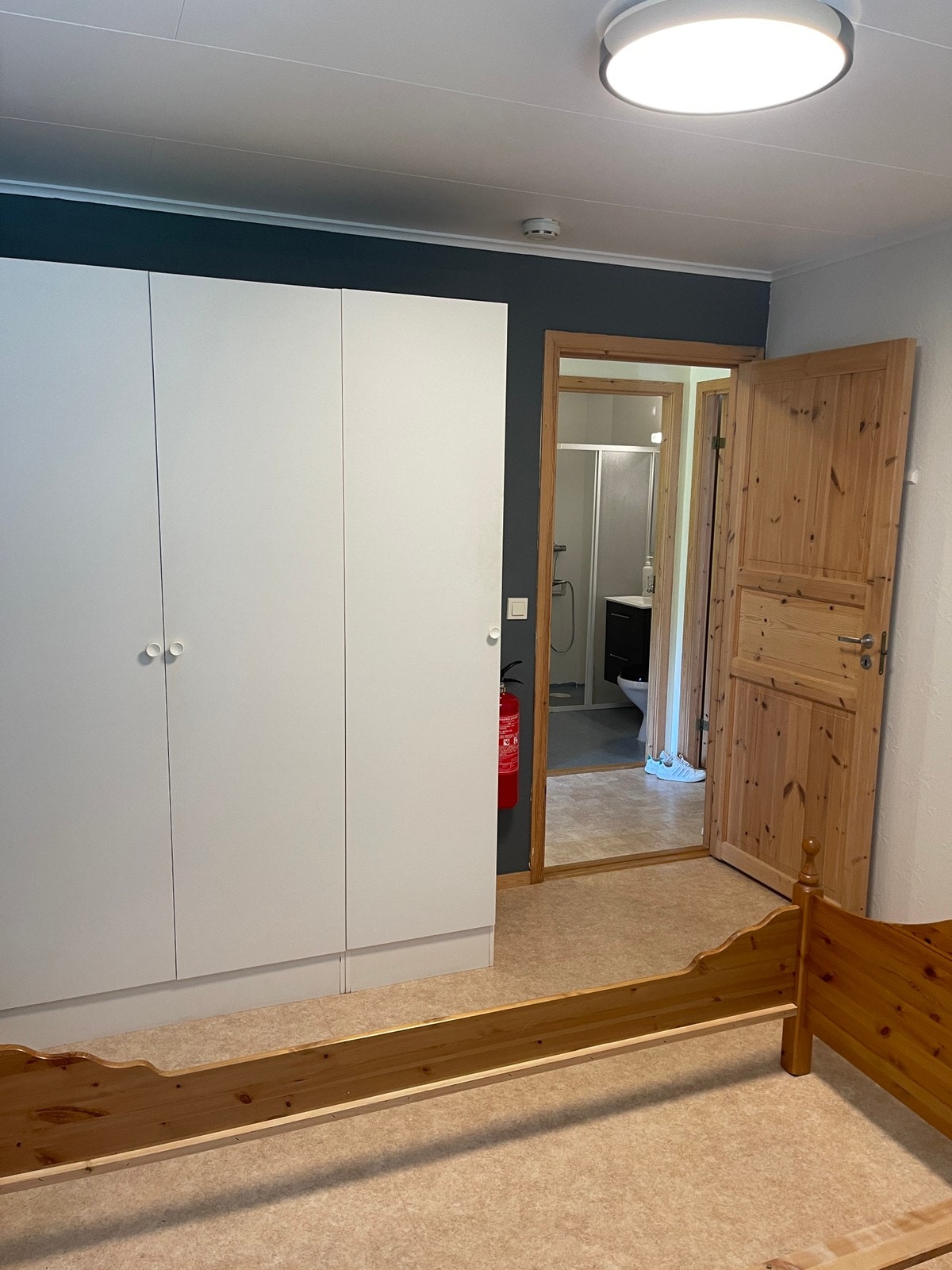 soverom med skap. Galleribilde