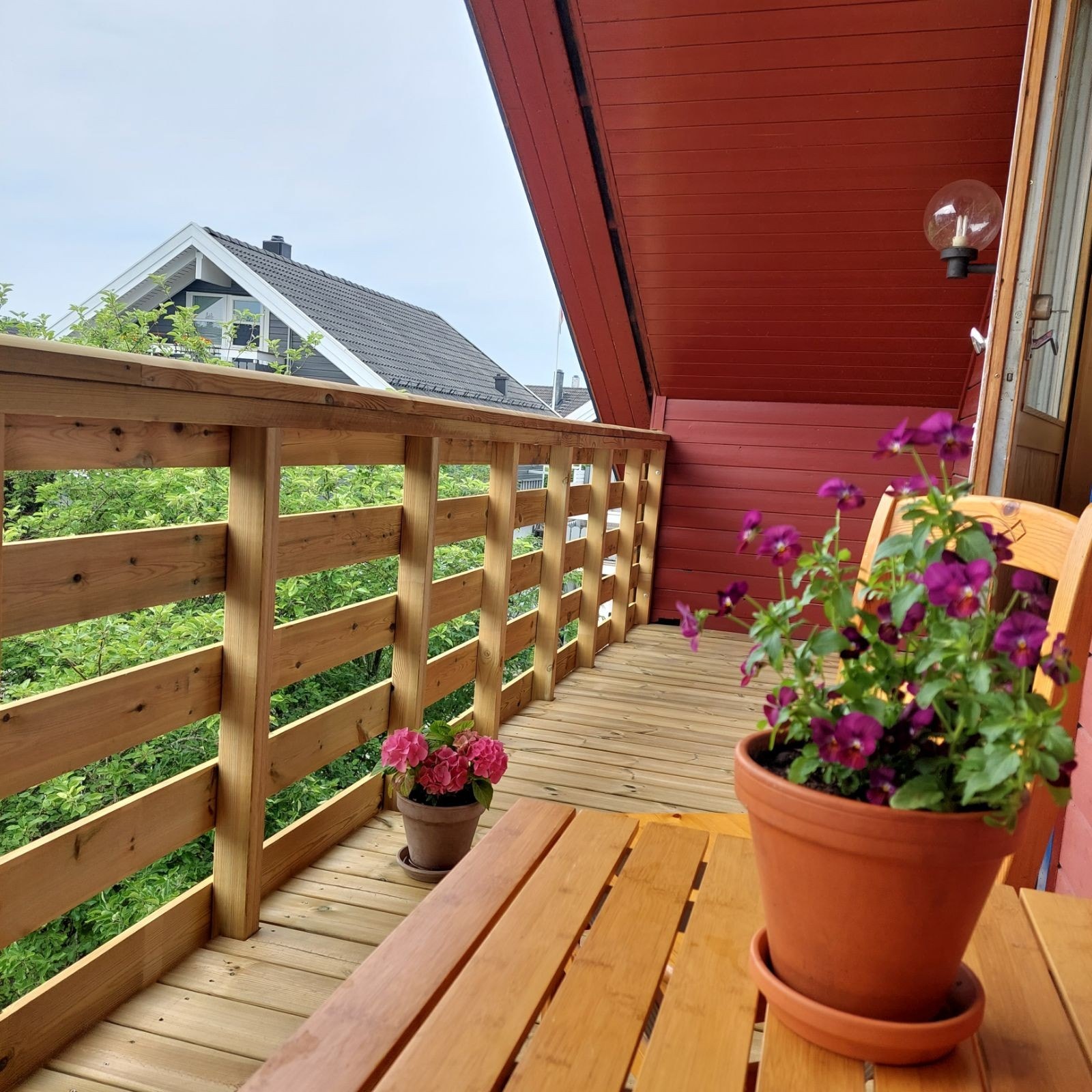 En herlig nybygget veranda mot syd satt opp i 2023, ~10 m2 Galleribilde