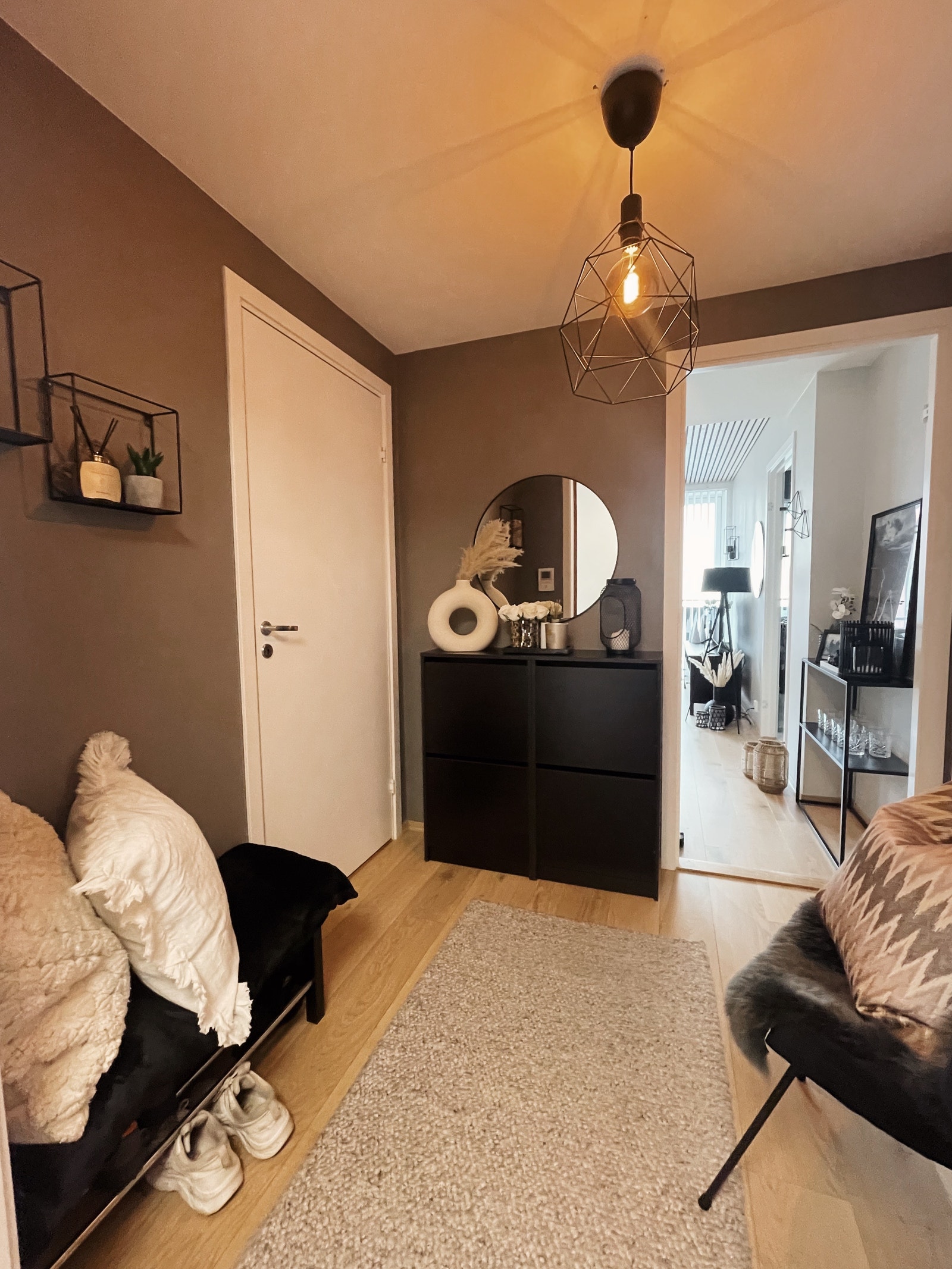 Gang med dør inn til bod Galleribilde