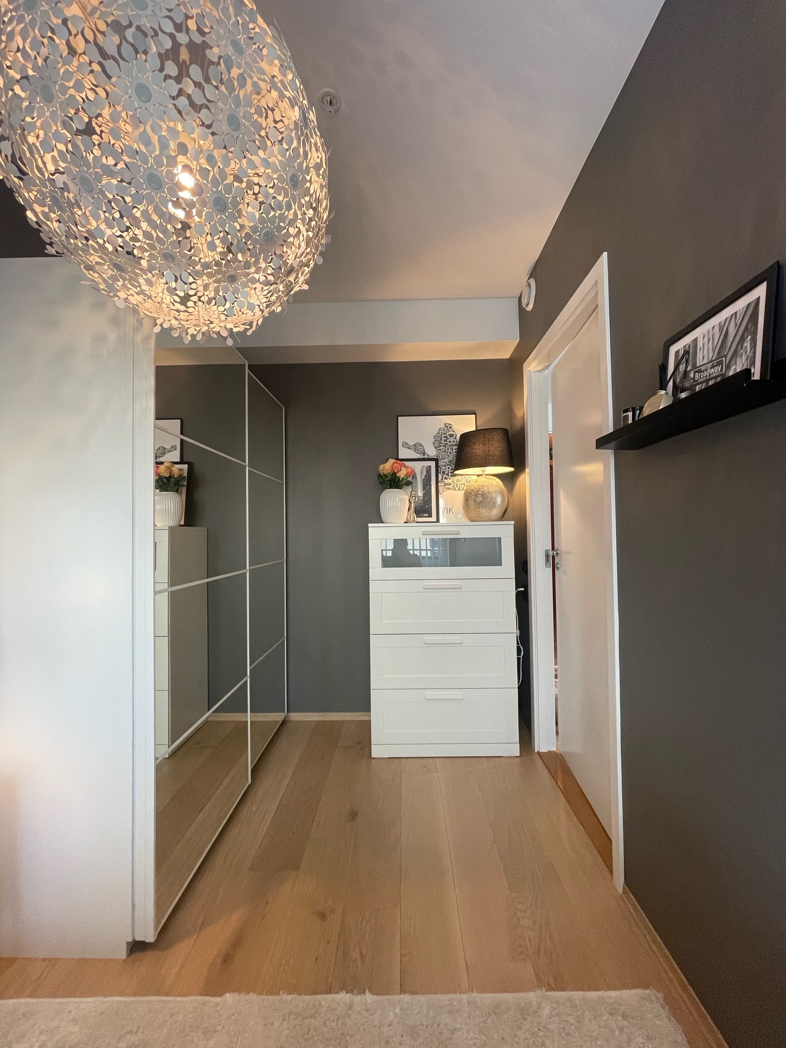 Garderobeskap og kommode Galleribilde