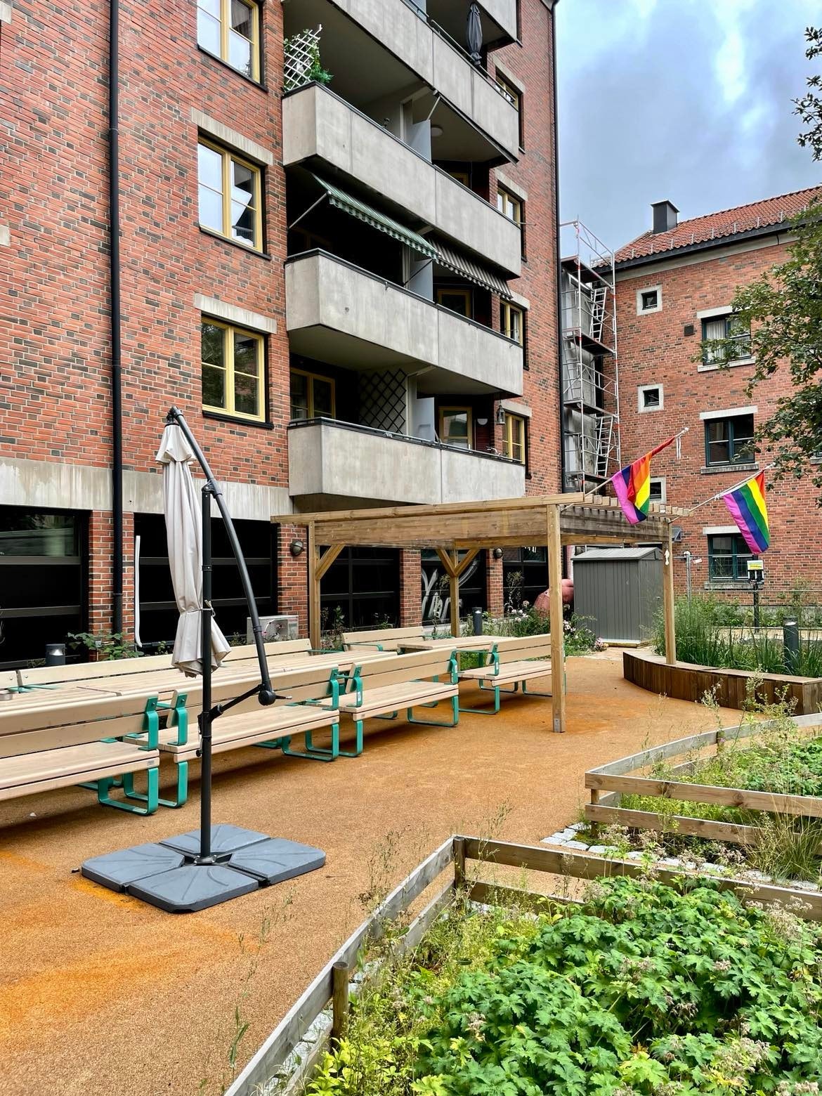 I bakgården finnes bl.a. sykkelbod, grill, bålpanne sittegrupper og leker som er fritt for beboerne å bruke. Galleribilde