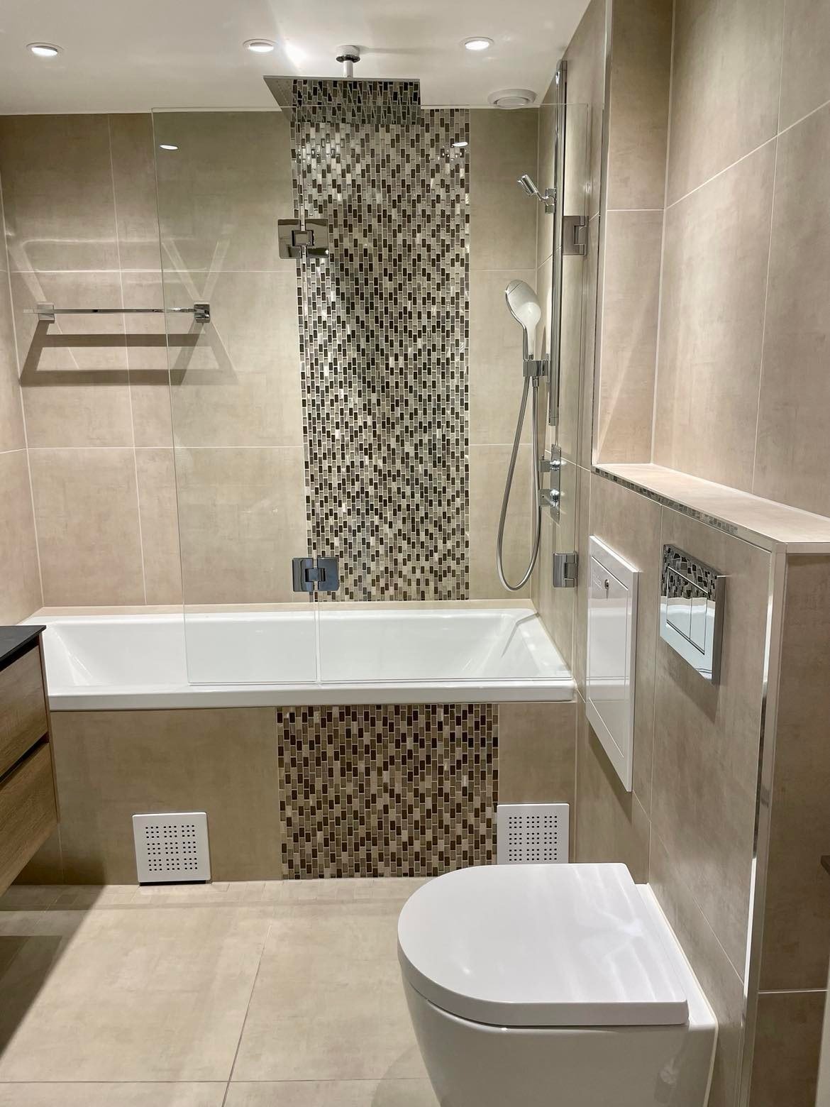 Flislagt bad med varmekabler i gulvet og downlights i himling Galleribilde