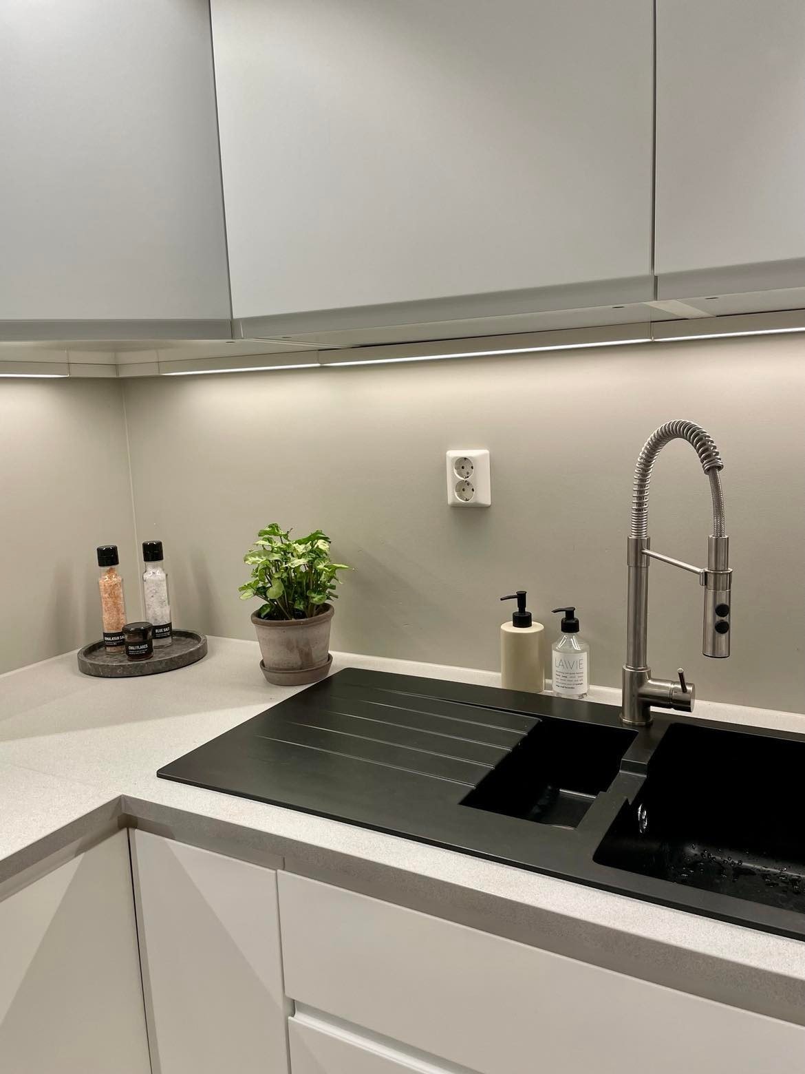 En 140 liters varmtvannsbereder fra 2017, bygget inn i kjøkkeninnredningen Galleribilde