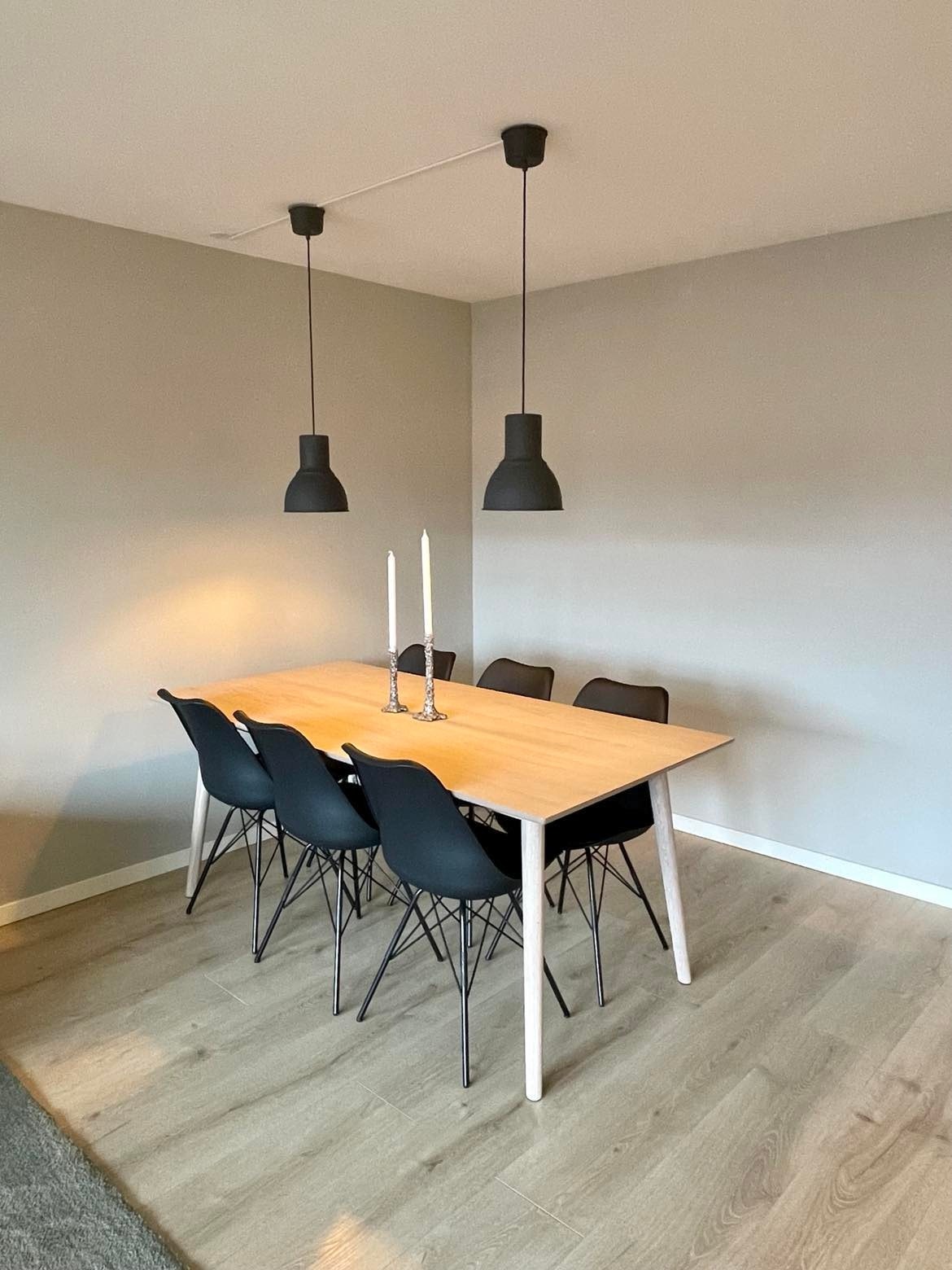 Stor, ny spisegruppe med plass til åtte stoler rundt bordet (to ytterligere spisestoler oppbevares i loftsboden) Galleribilde