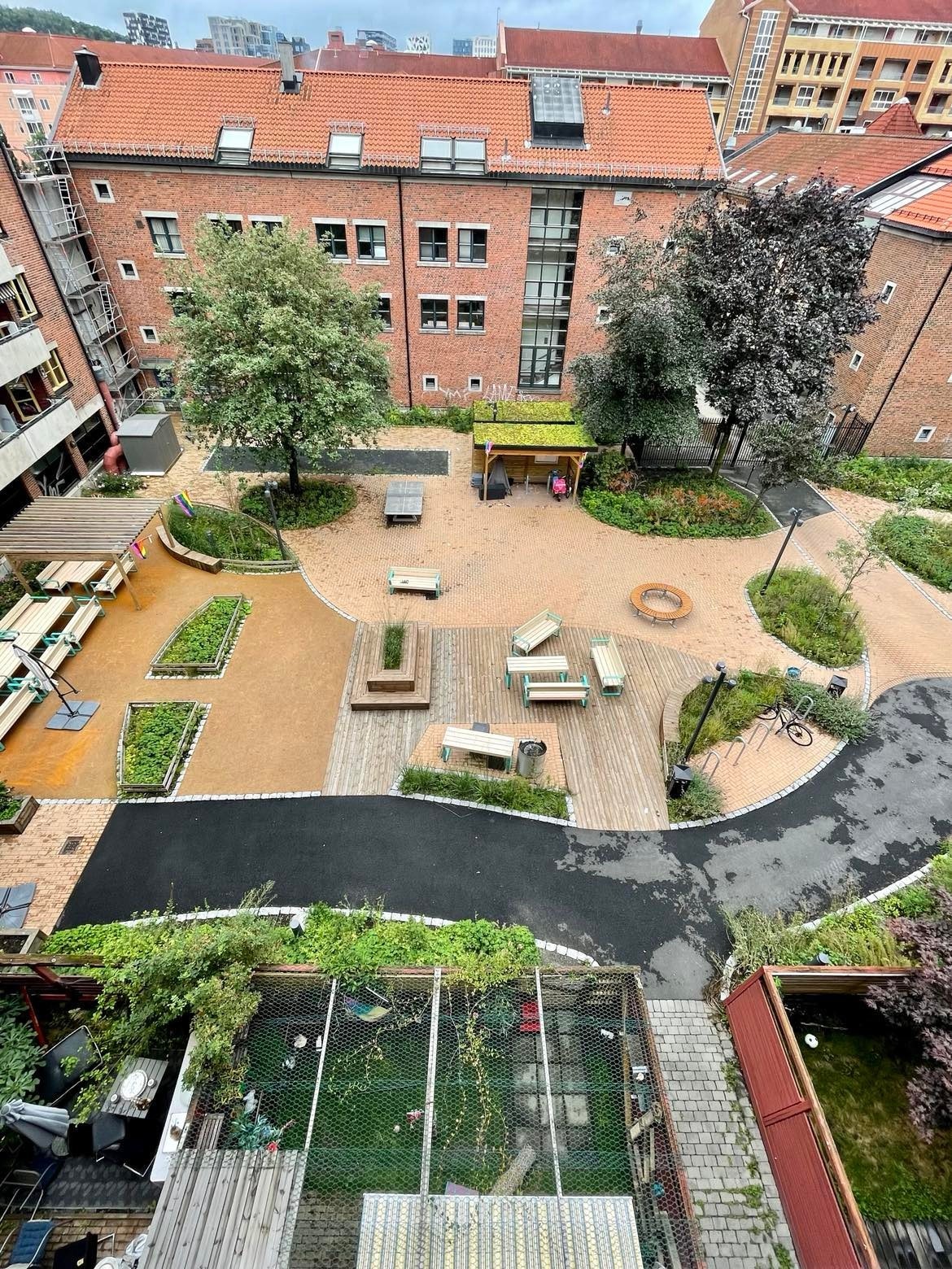 Stor felles bakgård, som nylig ble oppgradert. Galleribilde