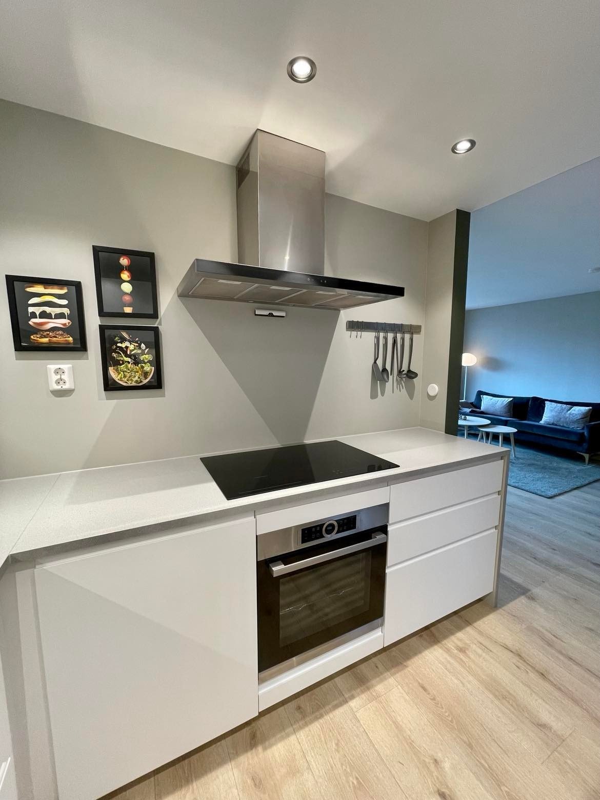 Over platetoppen er det montert kjøkkenventilator med kullfilter og komfyrvakt Galleribilde