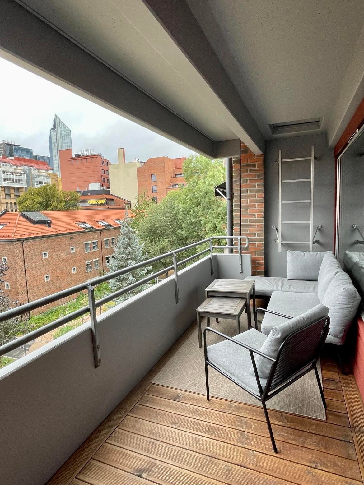 Solrik, sørvestvendt balkong på ca. 8 m2. Utsikt over bakgården til Plaza og Barcode Galleribilde