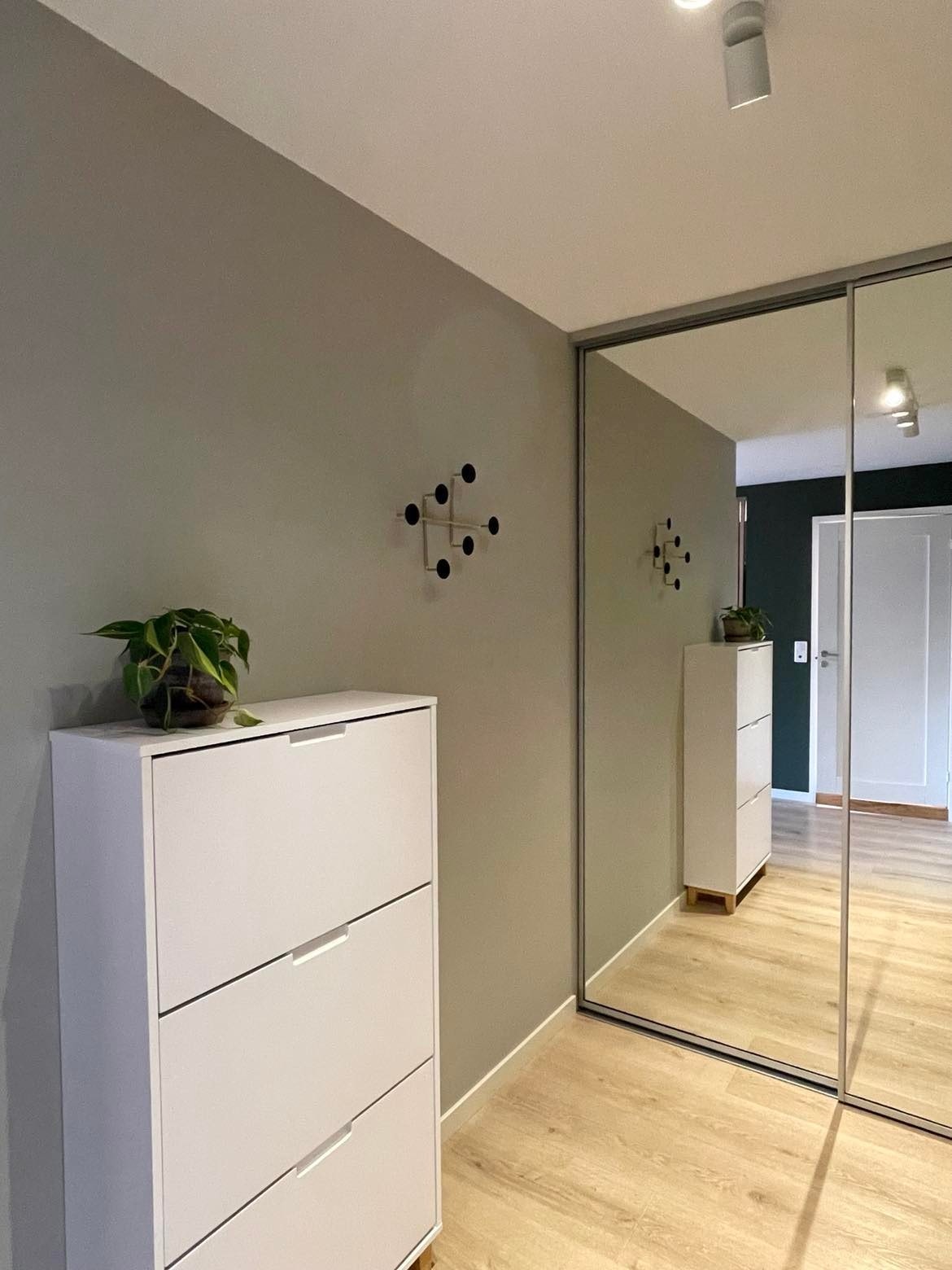 Innbydende inngangsparti med dobbel skyvedørsgarderobe, skoskap og knaggrekke. Galleribilde