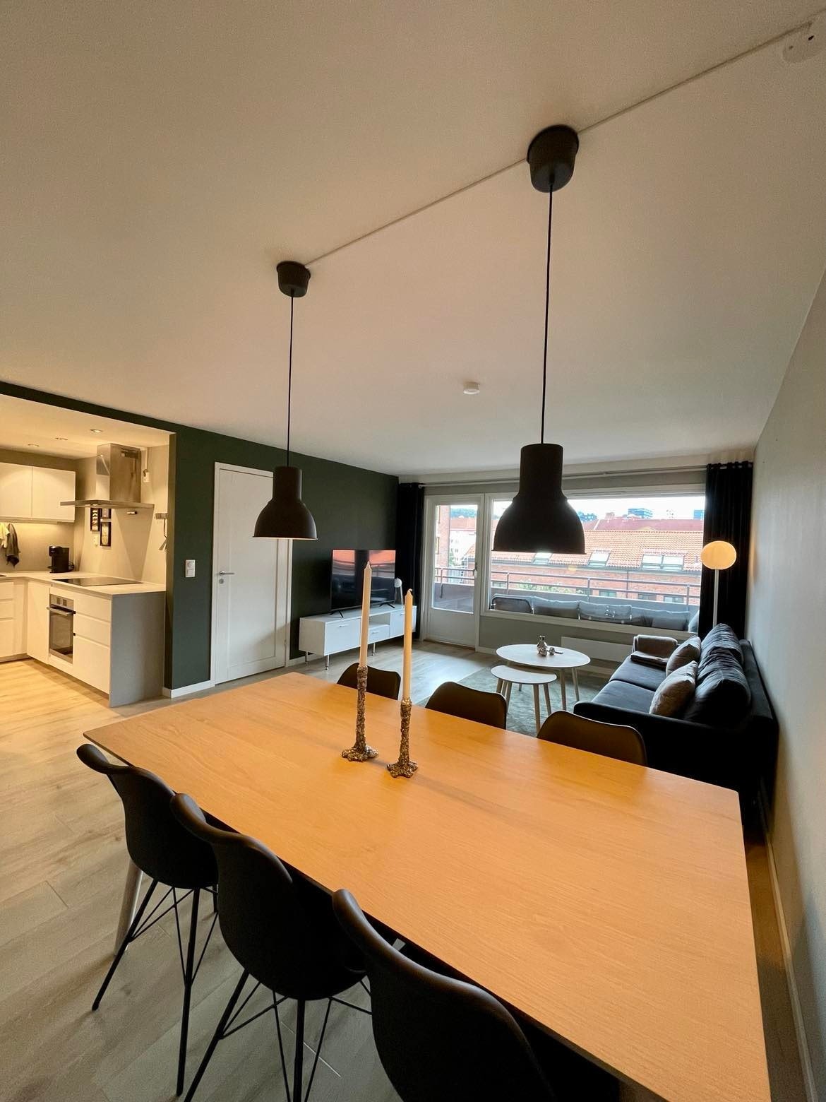 Stuen er i delvis åpning med kjøkkenet, som skaper en sosial atmosfære. Galleribilde