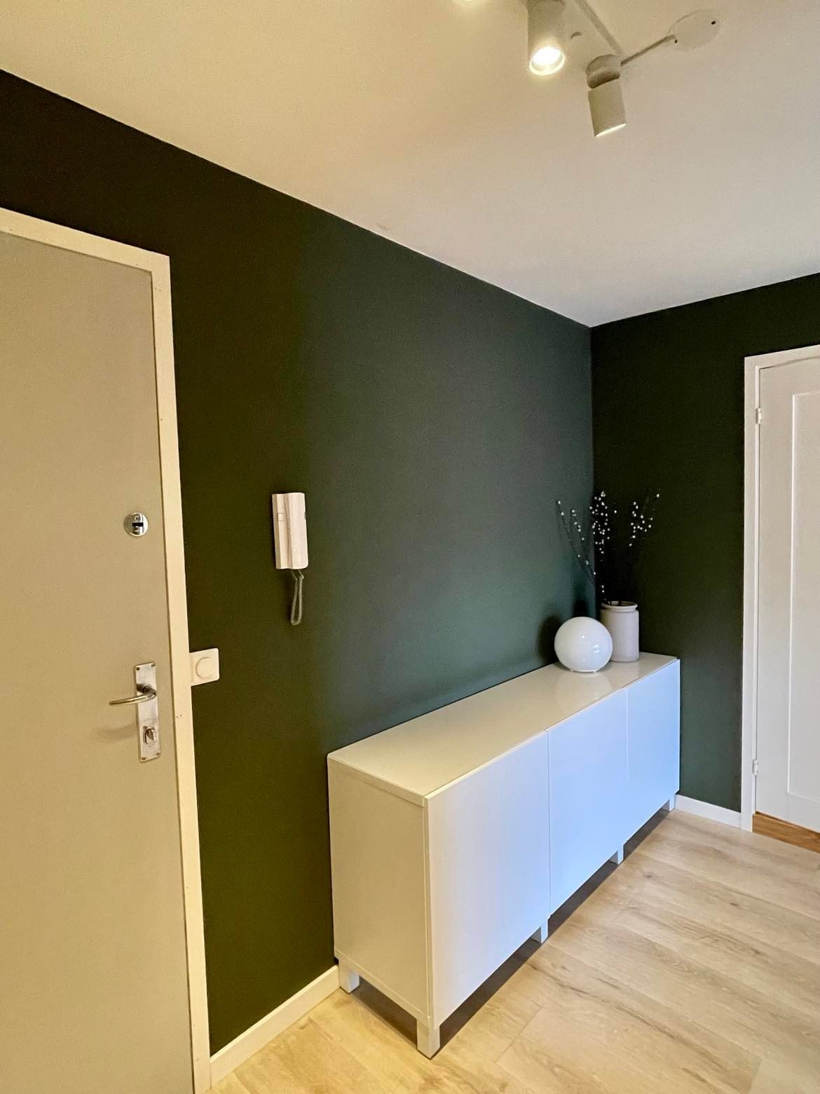 Praktisk skjenk med masse oppbevaringsplass. Callinganlegg. Galleribilde