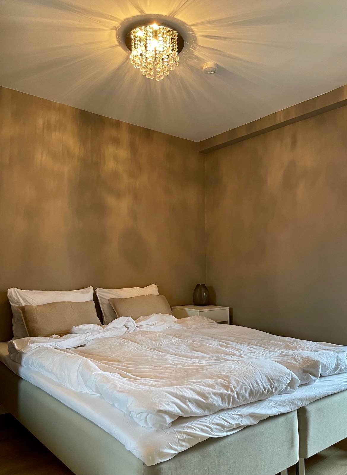 Soverom vendt mot bakgård. Til tross for leilighetens svært sentrale plassering, ligger boligen i en tilbaketrukket og rolig gate Galleribilde